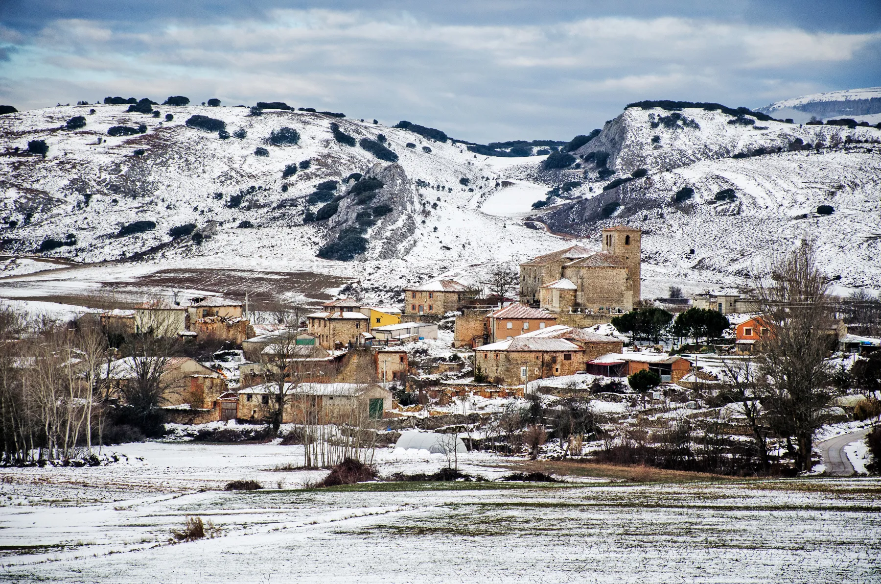 Photo showing: Ordejón de Abajo (España). Vista desde el cruce de la carretera BU-621 de acceso al pueblo.