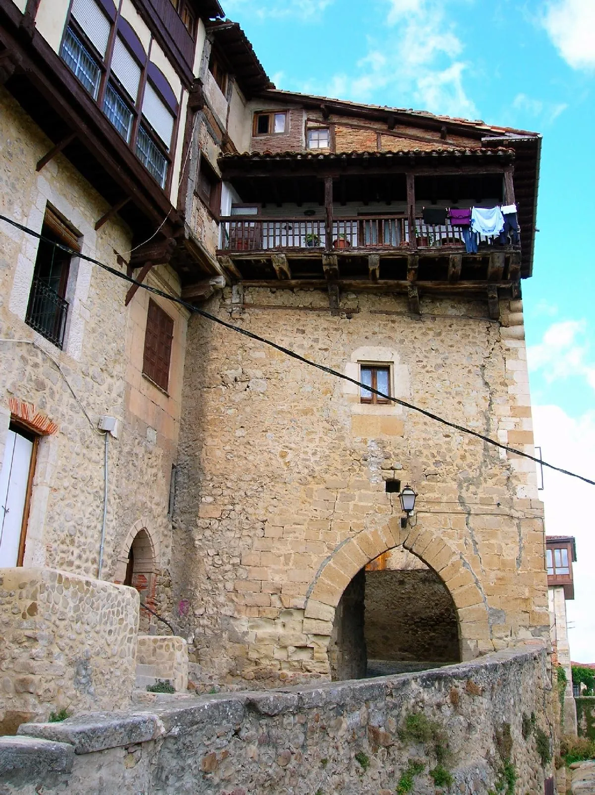 Photo showing: Puerta amurallada en Medina de Pomar (provincia de Burgos, España)