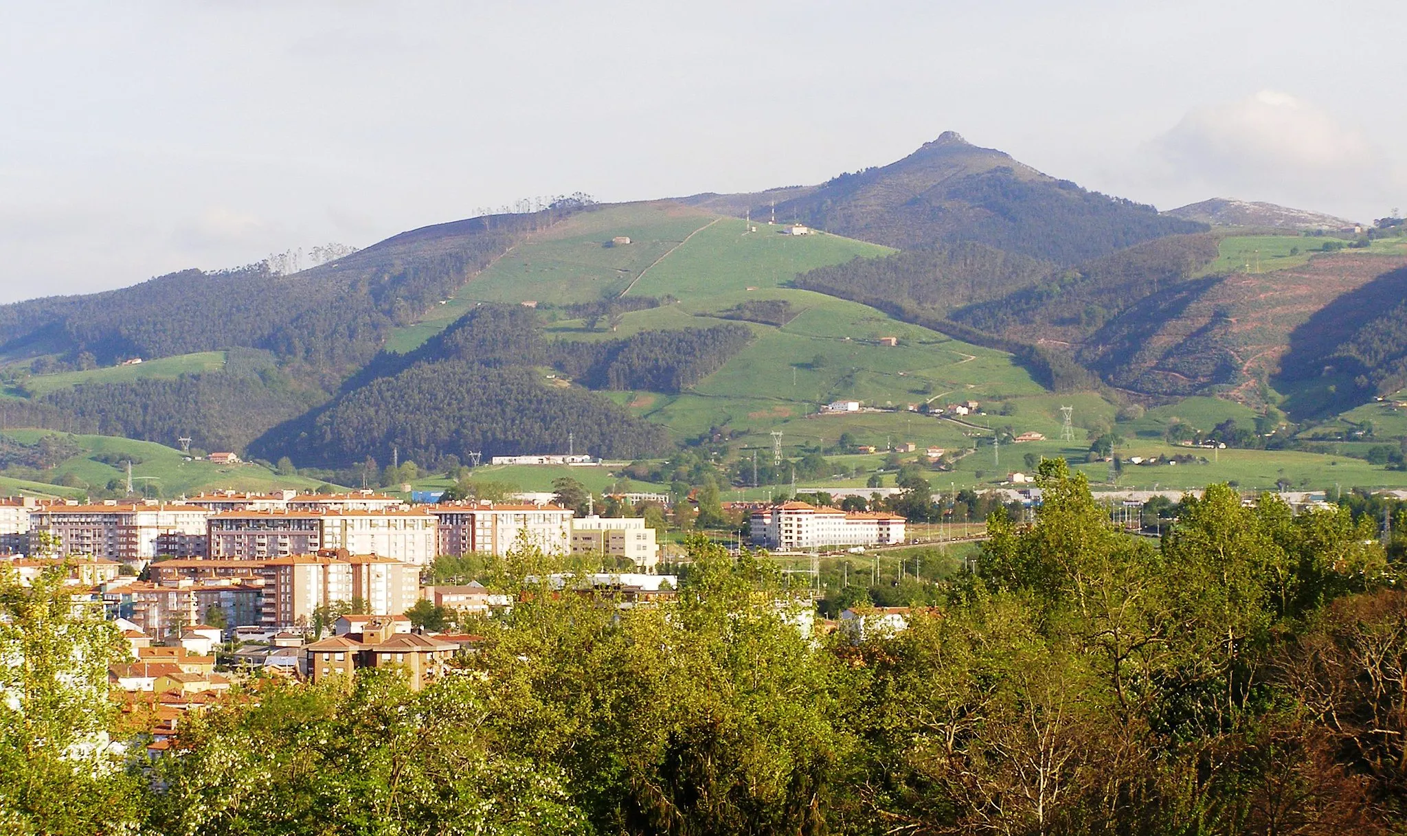 Photo showing: Barrios y pueblos del sur de Torrelavega y el Monte Dobra