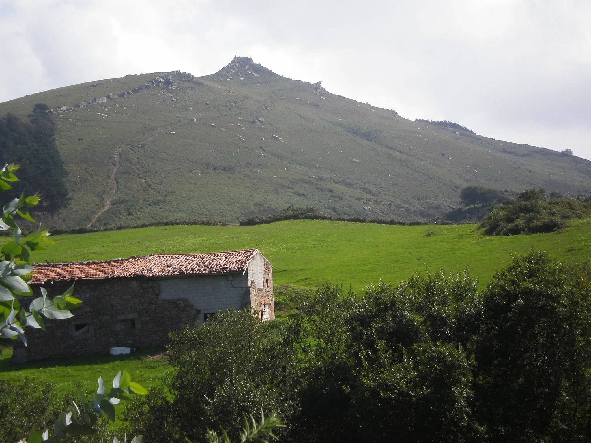 Photo showing: Dobra's or Capia's Peak from its range. Mountain of 604 metres, it is the limit between the Cantabrian municipalities of Torrelavega, San Felices de Buelna and Puente Viesgo.