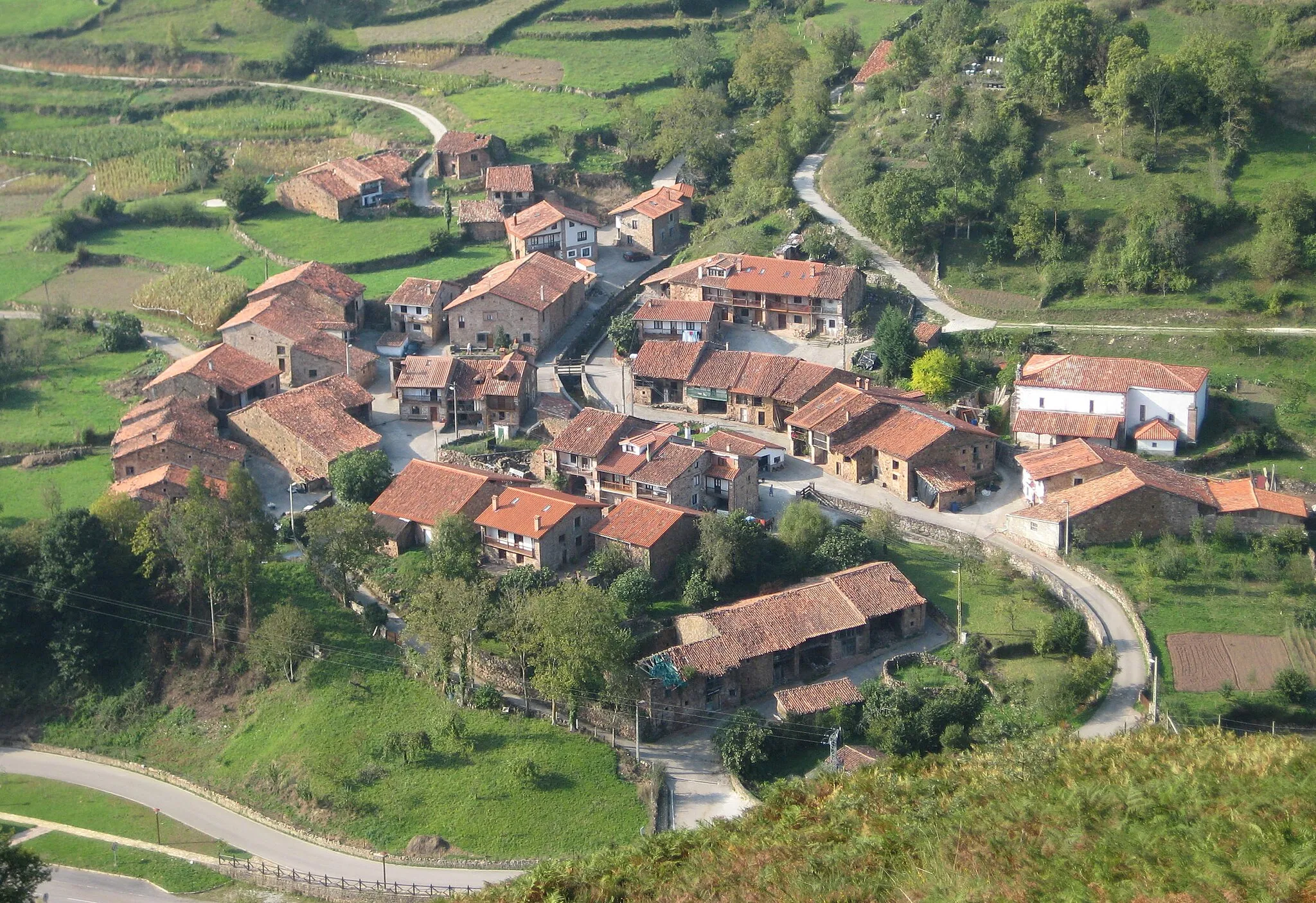 Photo showing: Village of San Pedro from the Asomada Viewpoint, in the municipality of Cabuérniga, Cantabria, Spain.