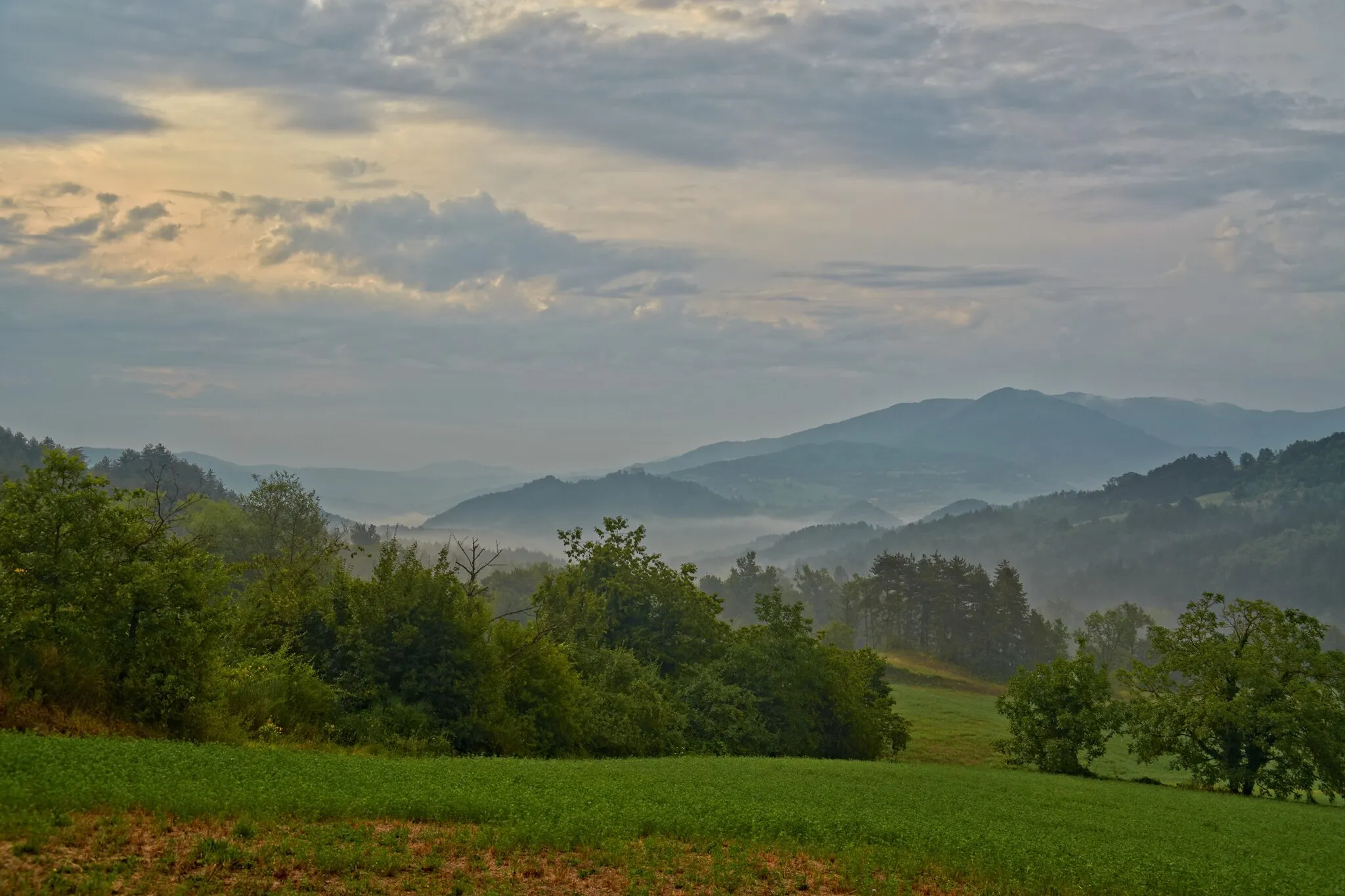 Photo showing: Veduta verso Zavattarello e il Calenzone