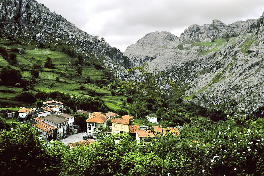 Photo showing: The village and its surroundings. La Cantolla, Miera, Cantabria, Spain