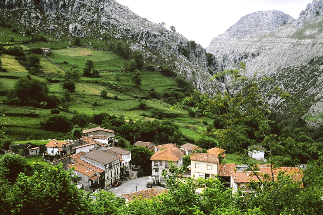 Photo showing: The village and its surroundings. La Cantolla, Miera, Cantabria, Spain