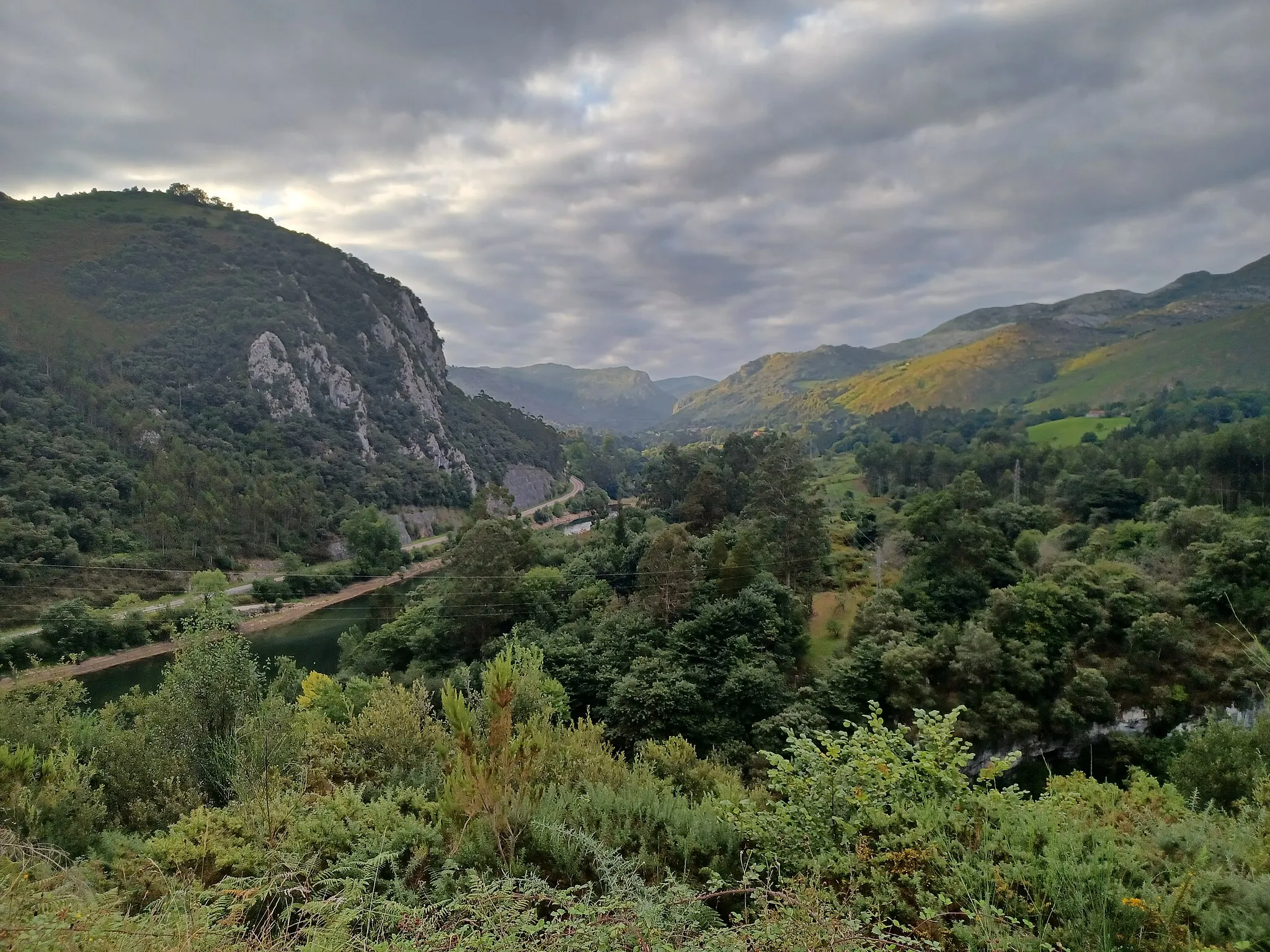 Photo showing: The Lebaniego Way (a branch of the Saint James Way) between Cades and Sobrelapeña, Cantabria, Spain.