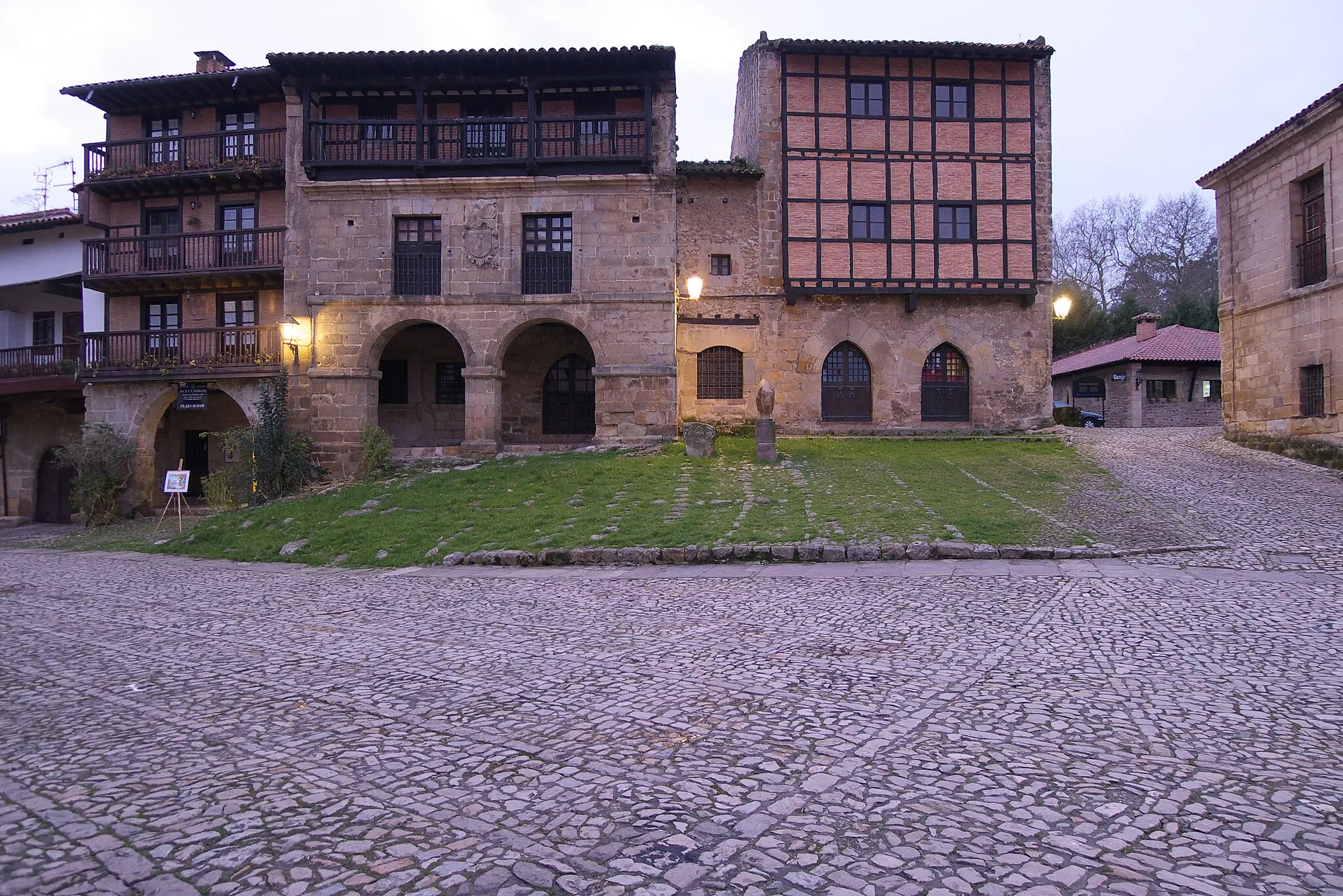 Photo showing: Casa del Águila (left) and Casa de la Parra (right)