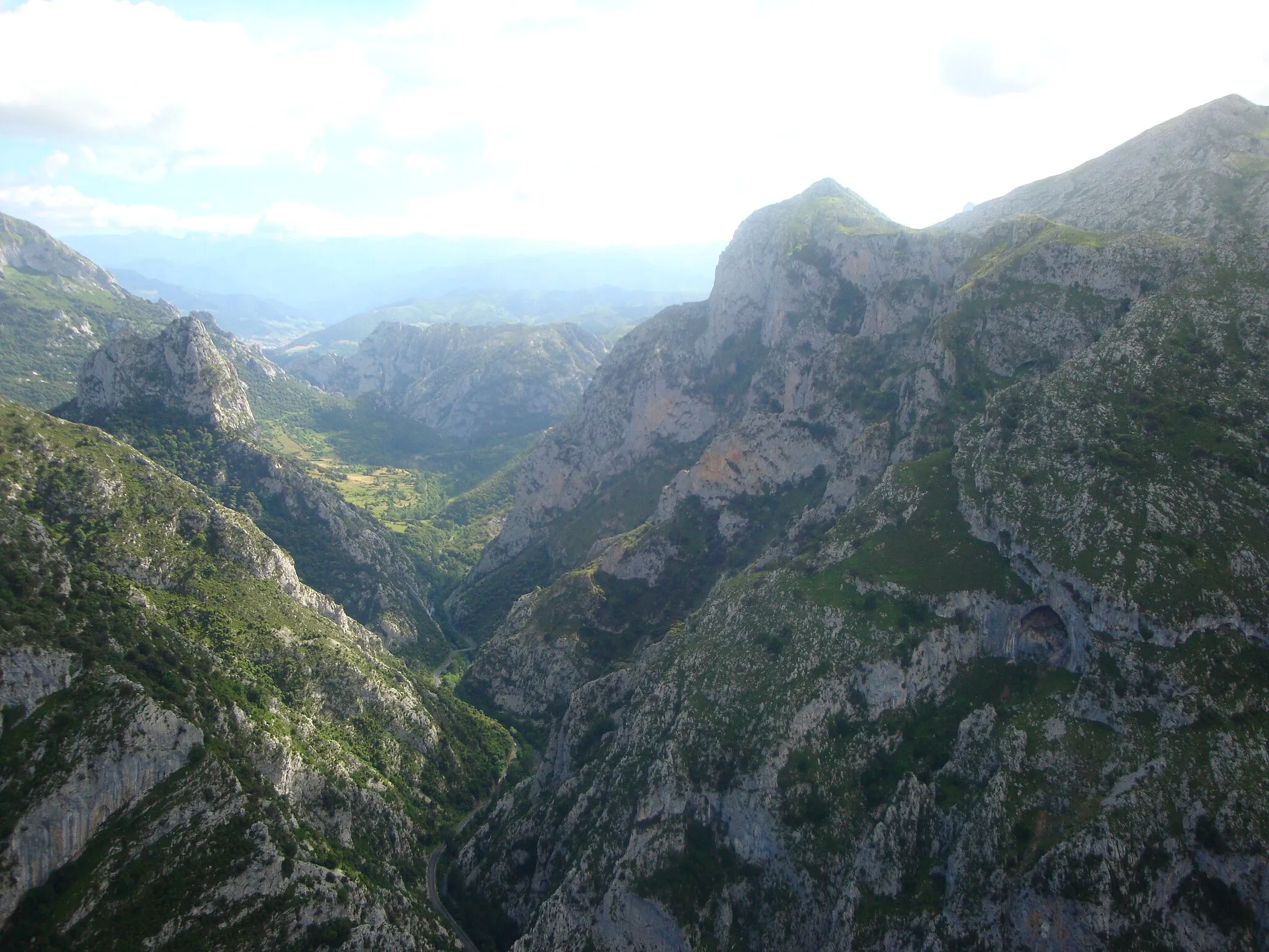 Photo showing: Desfiladero de La Hermida, Cantabria, desde el Mirador de Santa Catalina, Cicera, Peñarrubia.