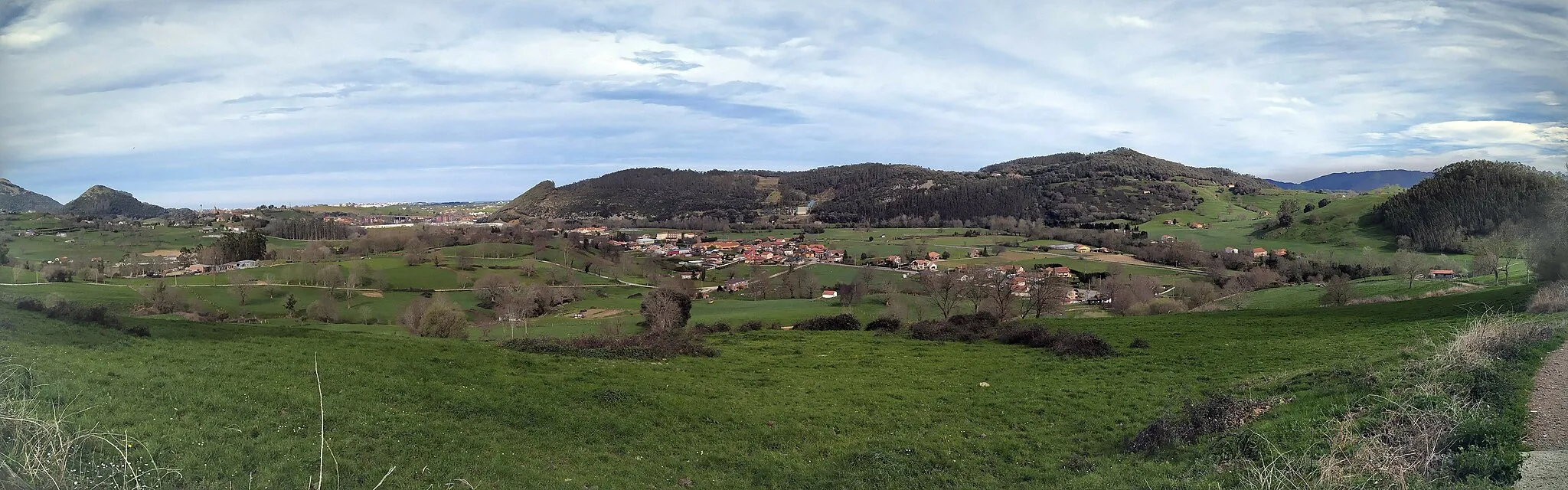 Photo showing: Panorama view of the town of Ceceñas (Medio Cudeyo), in Cantabria (Spain).