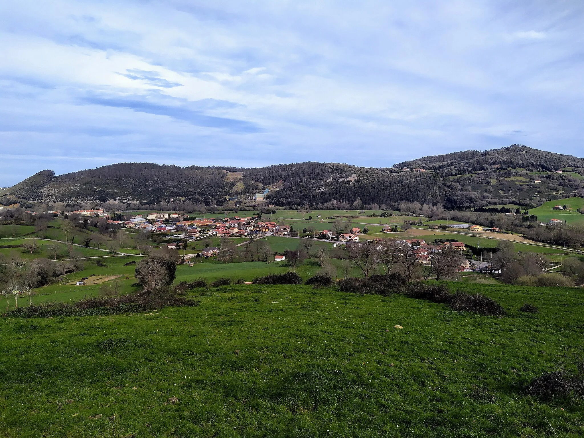 Photo showing: View of the town of Ceceñas (Medio Cudeyo), in Cantabria (Spain).