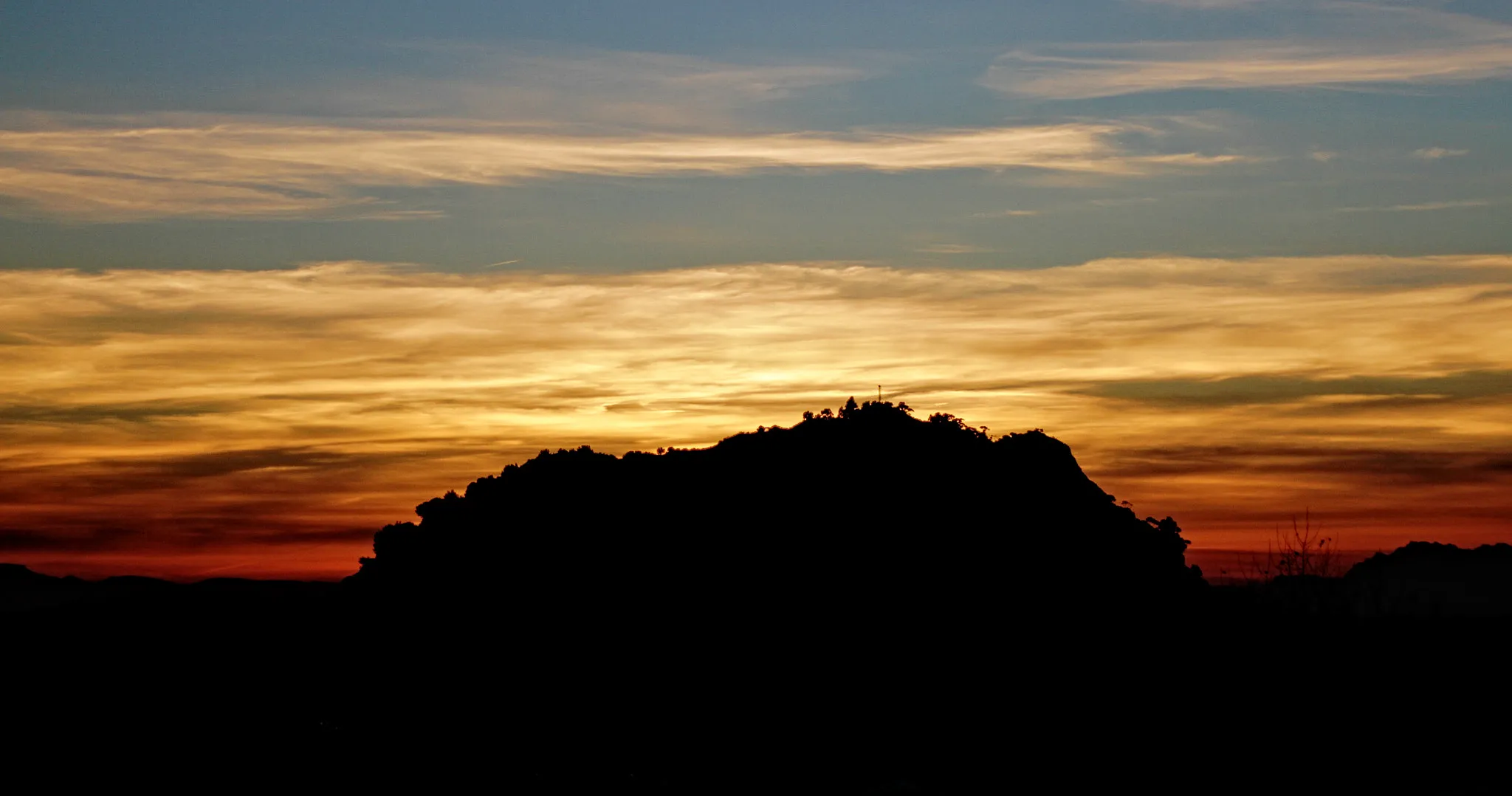 Photo showing: 500px provided description: Warm sunset over the mountain [#sunset ,#clouds ,#warm ,#mountain ,#atardecer ,#nubes ,#siluete ,#monta?a]