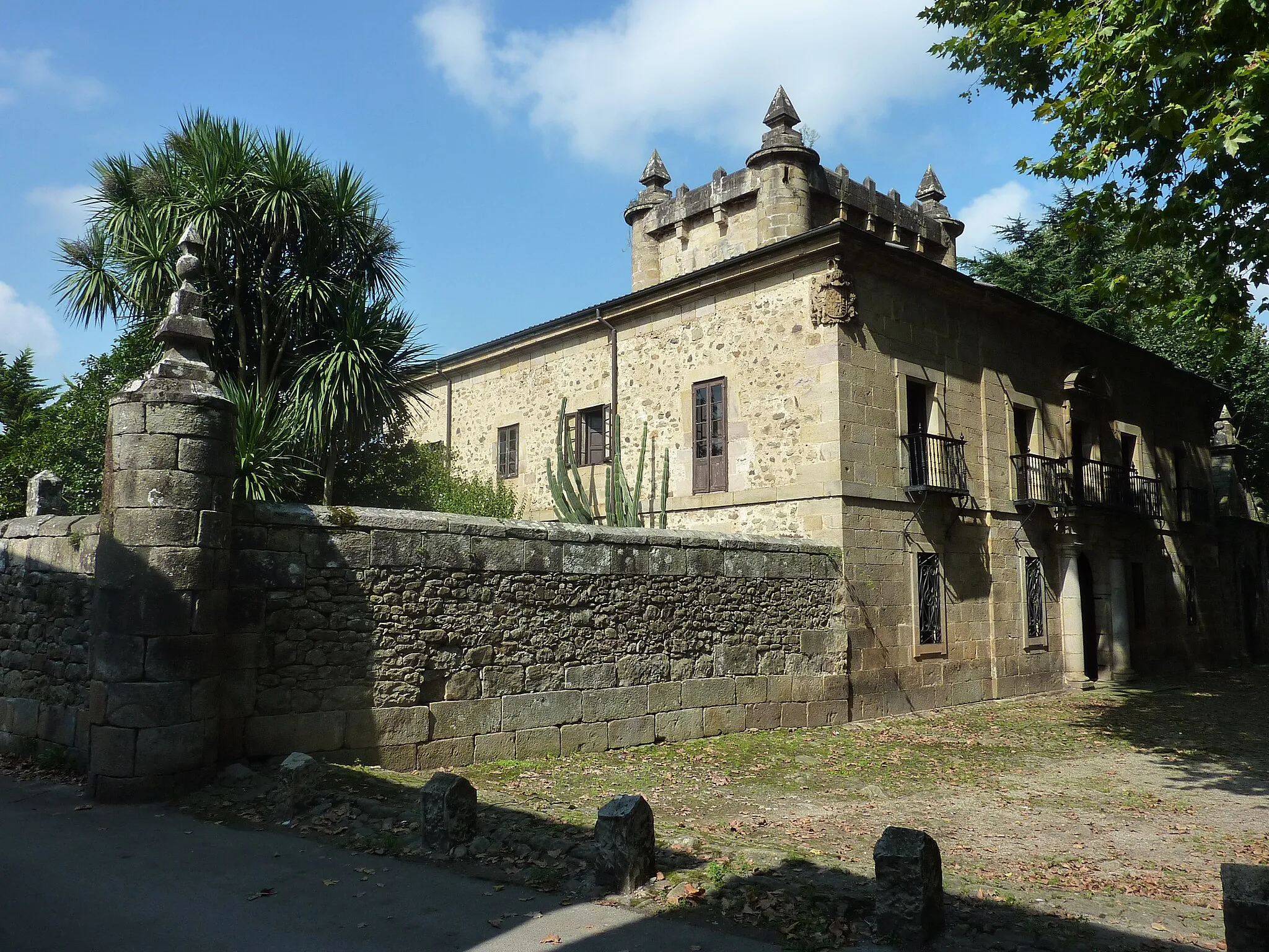 Photo showing: Pertenecen al cerramiento del Palacio de Donadío,Plaza de Colina nº4.Hay tres cubos.Las fichas de los BIC están mal situadas y descritas????

This is a photo of a monument indexed in the Spanish heritage register of Bienes de Interés Cultural under the reference RI-51-0010832.