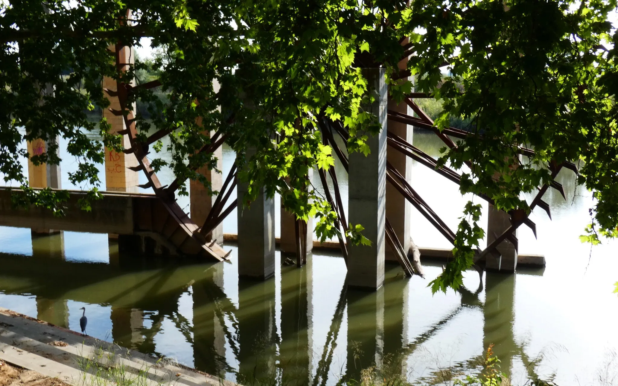 Photo showing: En Toledo, en el río Tajo, se ha restaurado esta noria que hacía girar algún molino. El agua corre de izquierda a derecha en la foto.