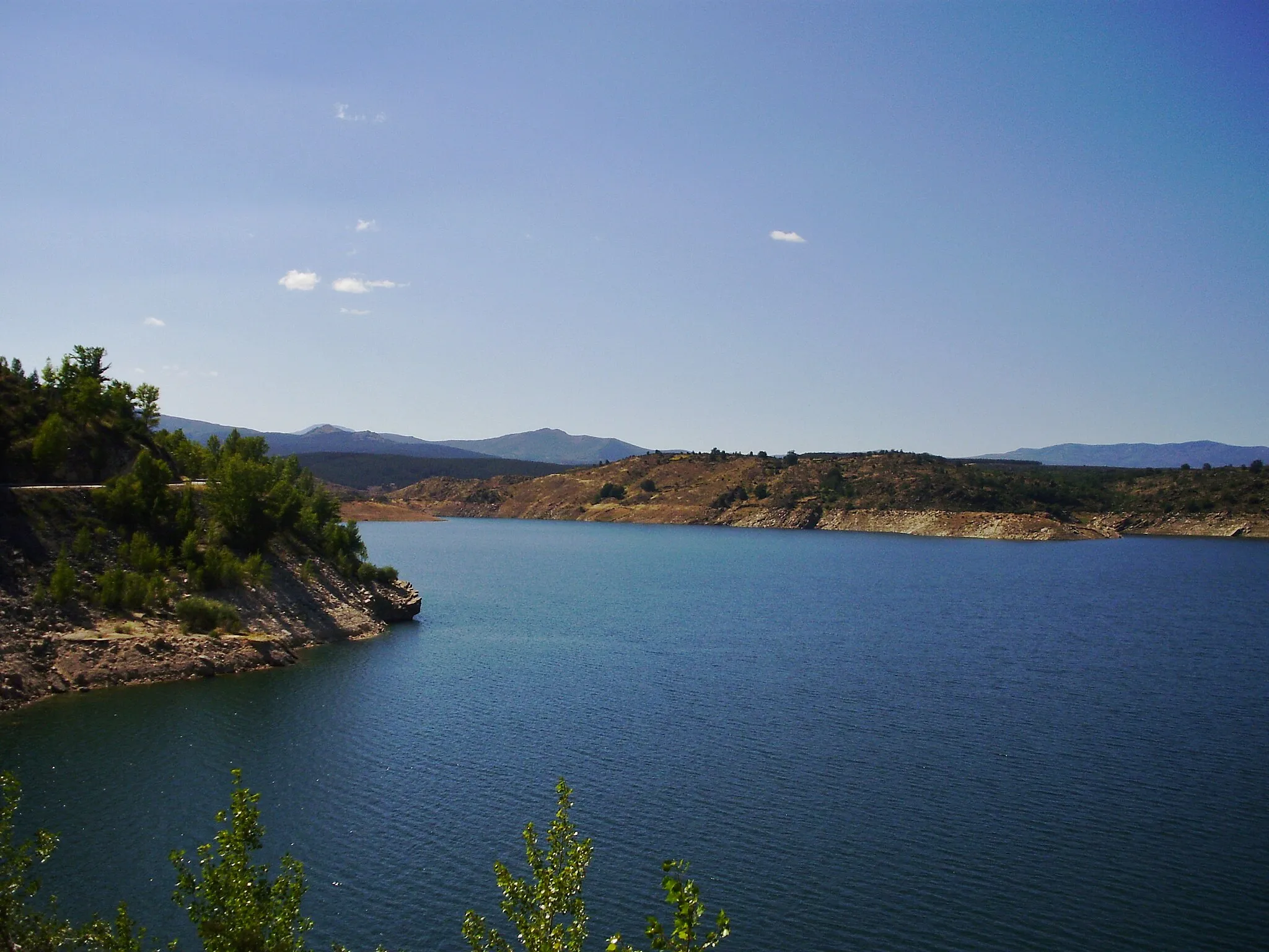 Photo showing: View the Alcorlo Reservoir, Guadalajara, Castile-La Mancha, Spain.