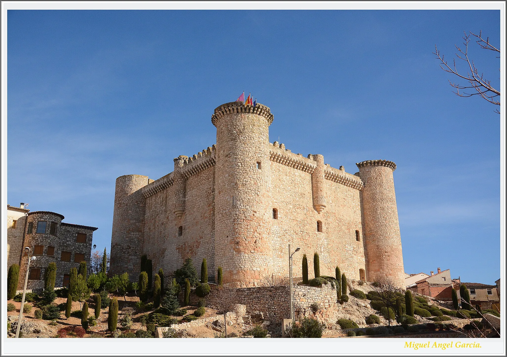 Photo showing: El castillo de Torija es una fortaleza medieval situada en el municipio español de Torija, provincia de Guadalajara.