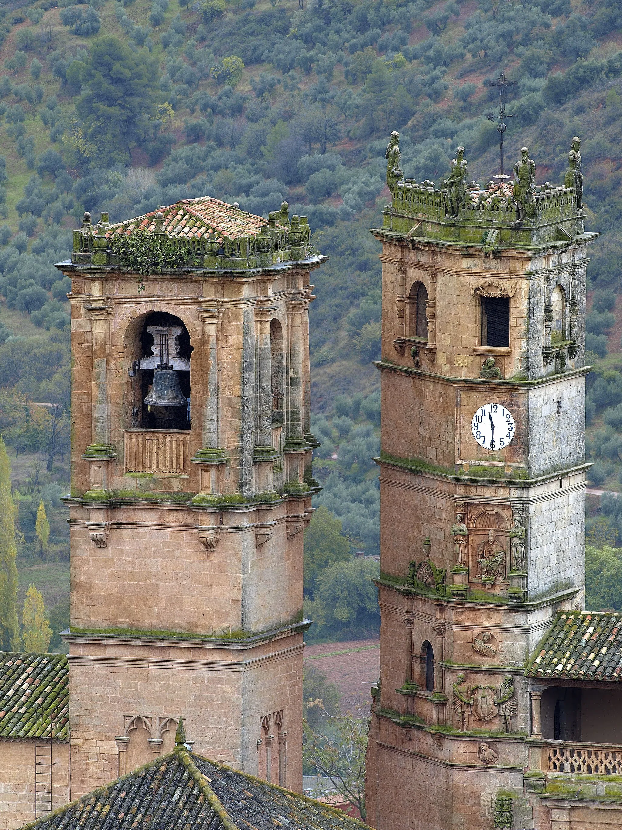 Photo showing: Torres del Tardón y de la Trinidad en la plaza mayor de Alcaraz.
Ver en grande