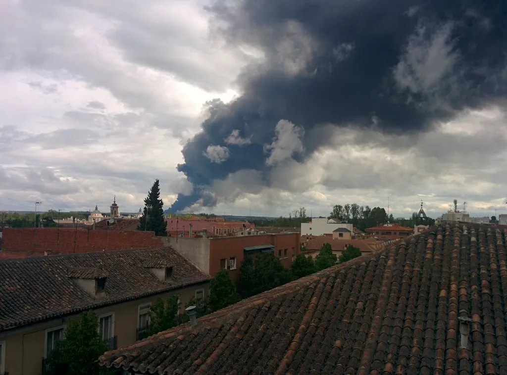 Photo showing: Nube de humo del incendio de Seseña en mayo de 2016 vista desde el centro de Aranjuez (Madrid, España).