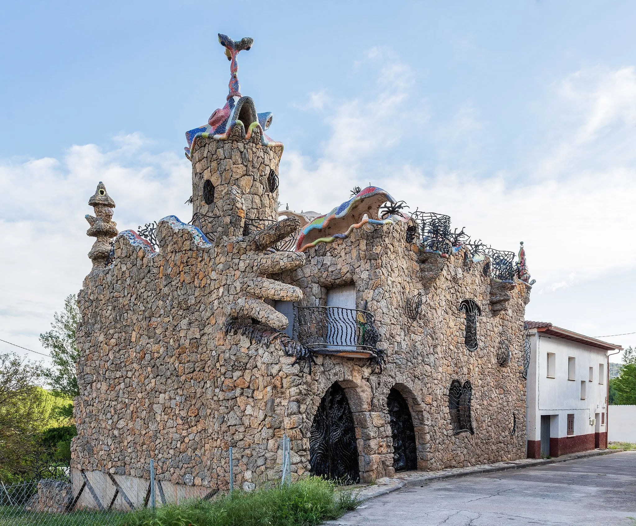 Photo showing: El Capricho, Rillo de Gallo, province of Guadalajara, Castile-La Mancha, Spain. The Gaudian Art Nouveau work was built by Antonio Martínez in 2011.