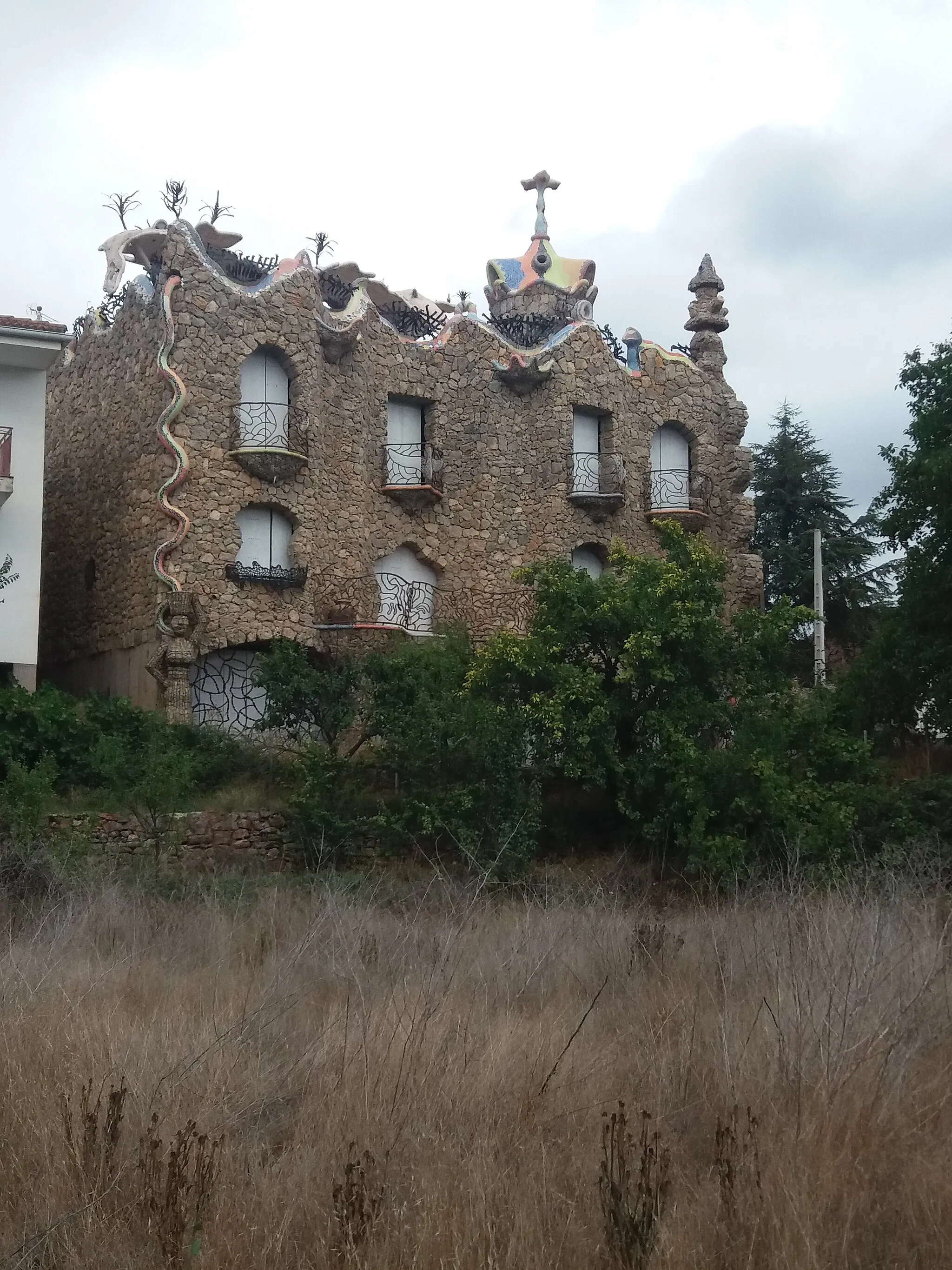 Photo showing: Casa que imita al Capricho de Gaudí