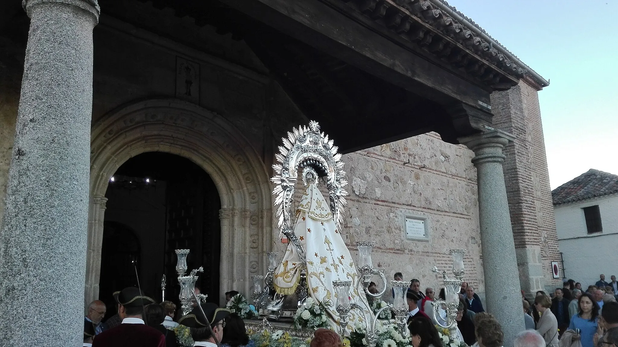 Photo showing: Virgen de la Natividad,patrona de la Villa de Méntrida en el pórtico de la Iglesia de San Sebastián Mártir