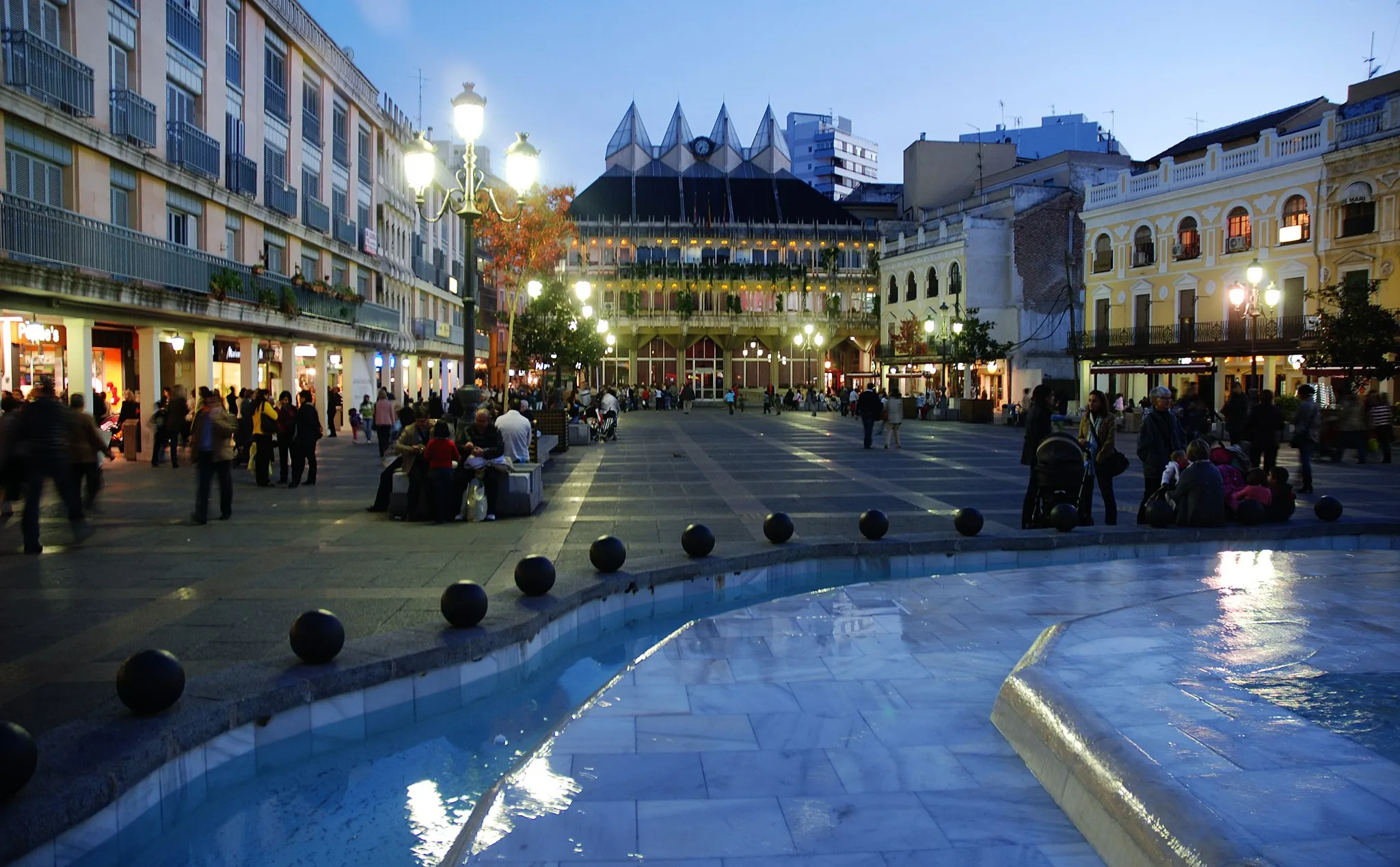 Photo showing: Vista de la Plaza de Mayor de Ciudad Real al atardecer una fría tarde de octubre.