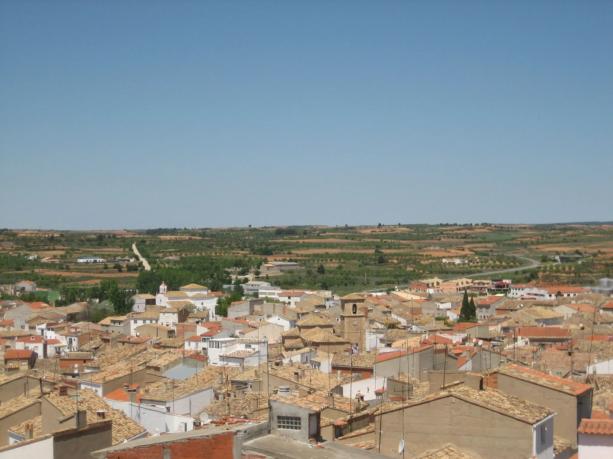 Photo showing: Vista de Minglanilla desde el castillo, con iglesia de Nuestra Señora de la Asunción en el centro de la imagen.