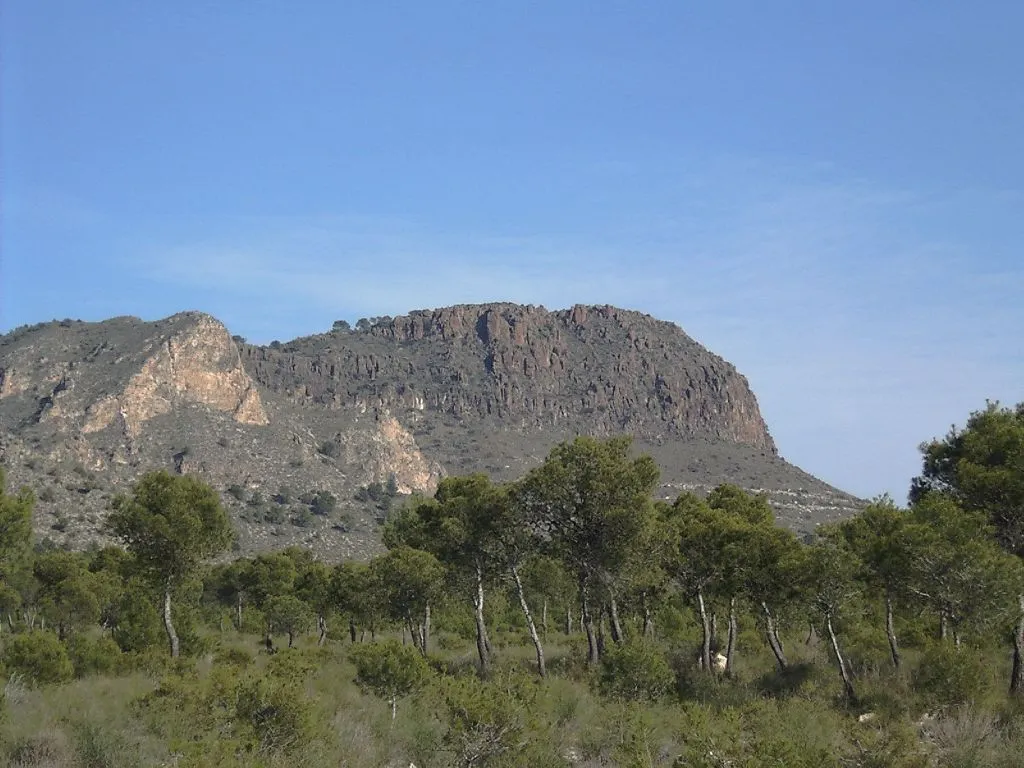 Photo showing: Cancarix, Hellin, Albacete, Spain. Natural monument of the "piton volcanico" in Cancarix. South-west side. December 2005.