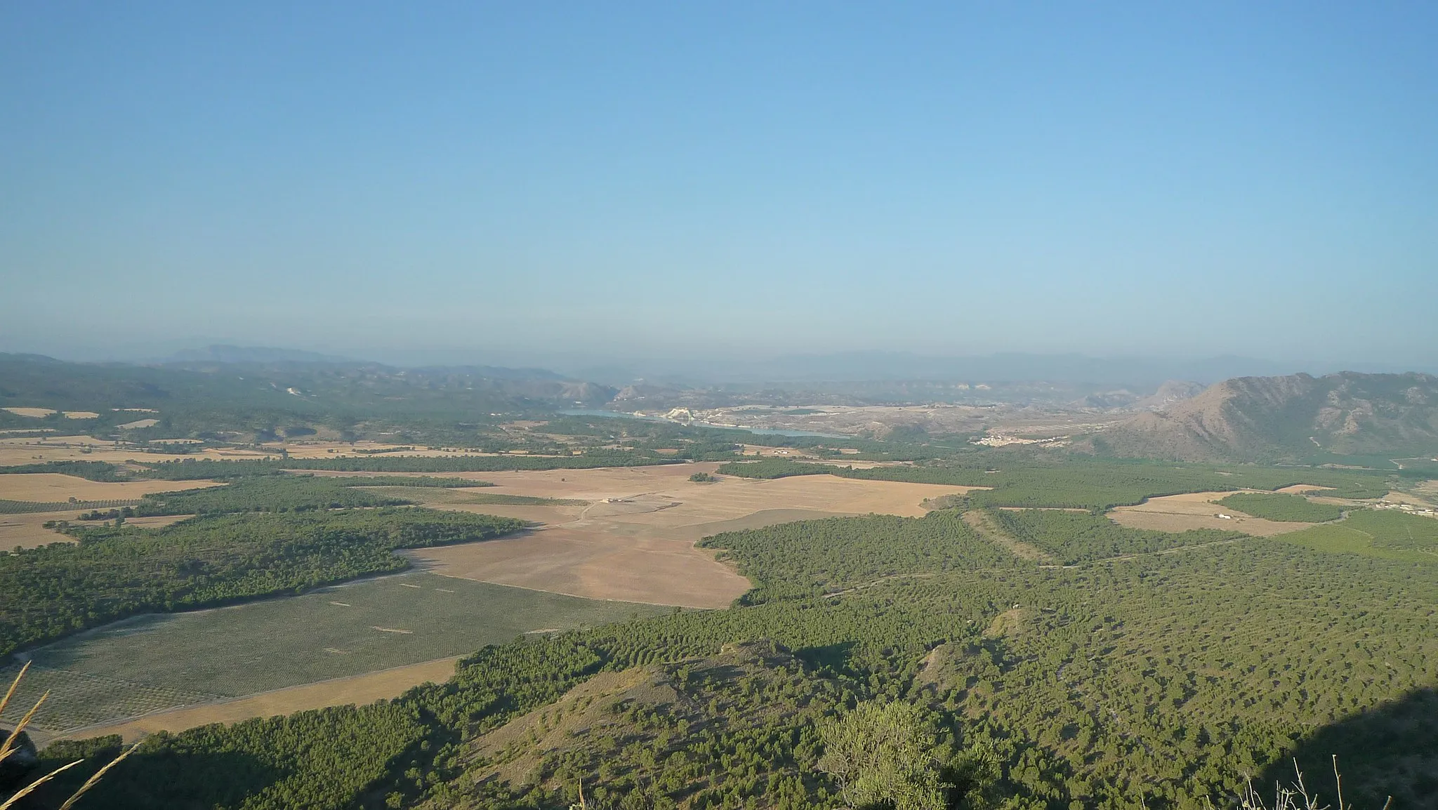 Photo showing: Vista del Pantano de Camarillas desde lo alto del Pitón Volcánico.