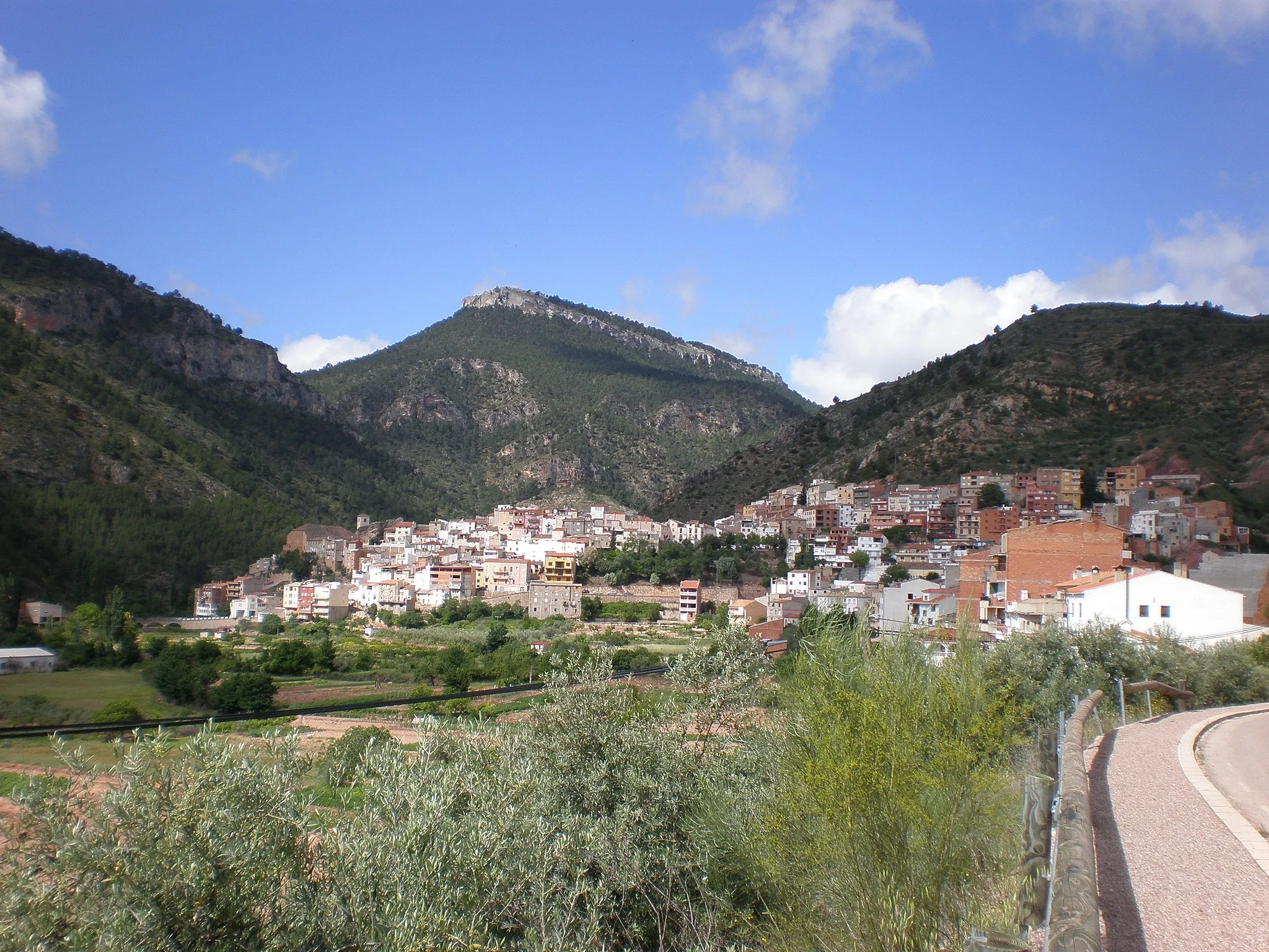 Photo showing: Vista parcial de Bogarra con el Padrastro (1503 m.) al fondo