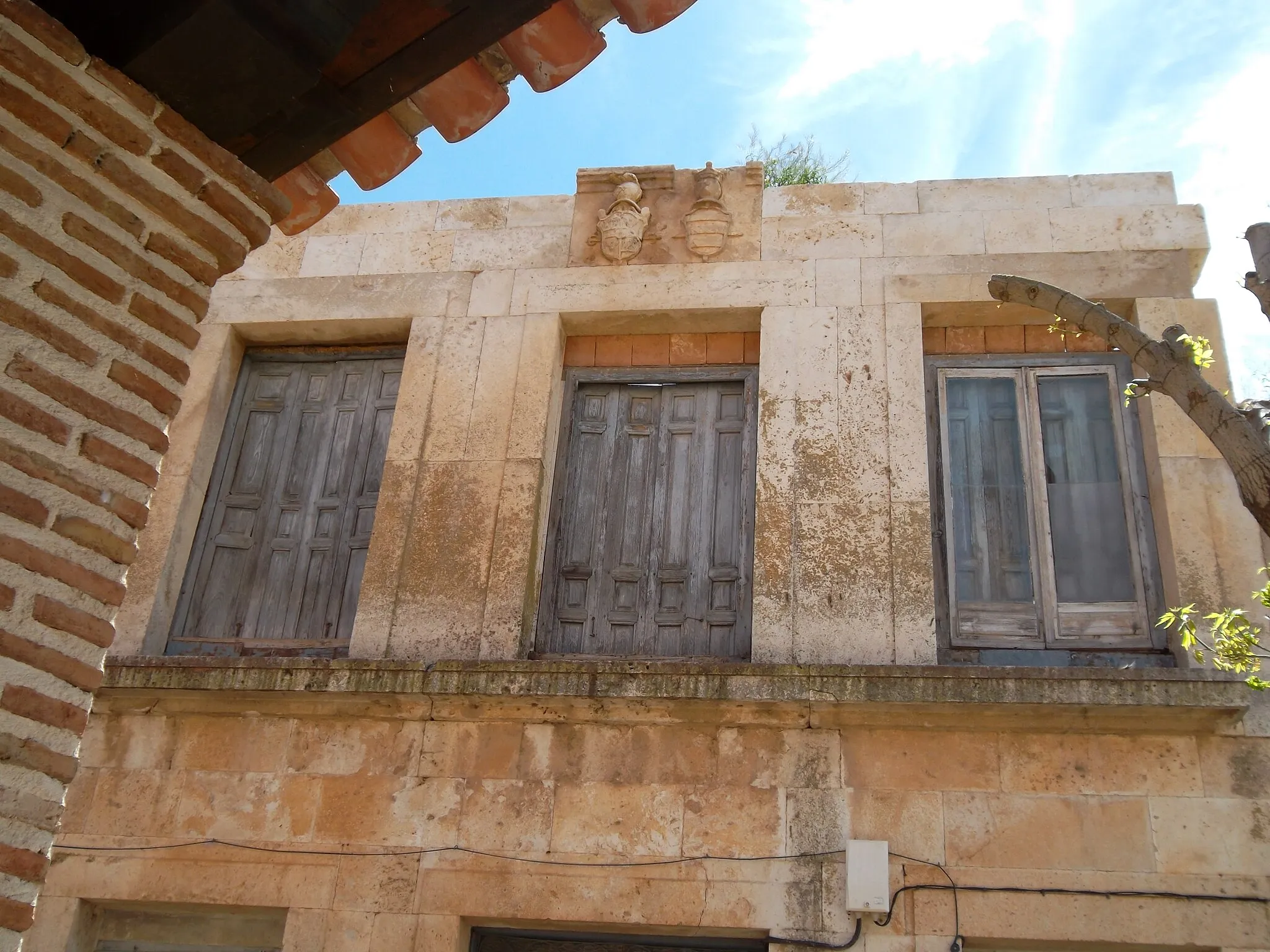 Photo showing: Cañizar-La casa de de los Romo (Cardenal Romo), bajo el alero se situan los escudos nobiliarios de la familia.  Finales del siglo XVIII.