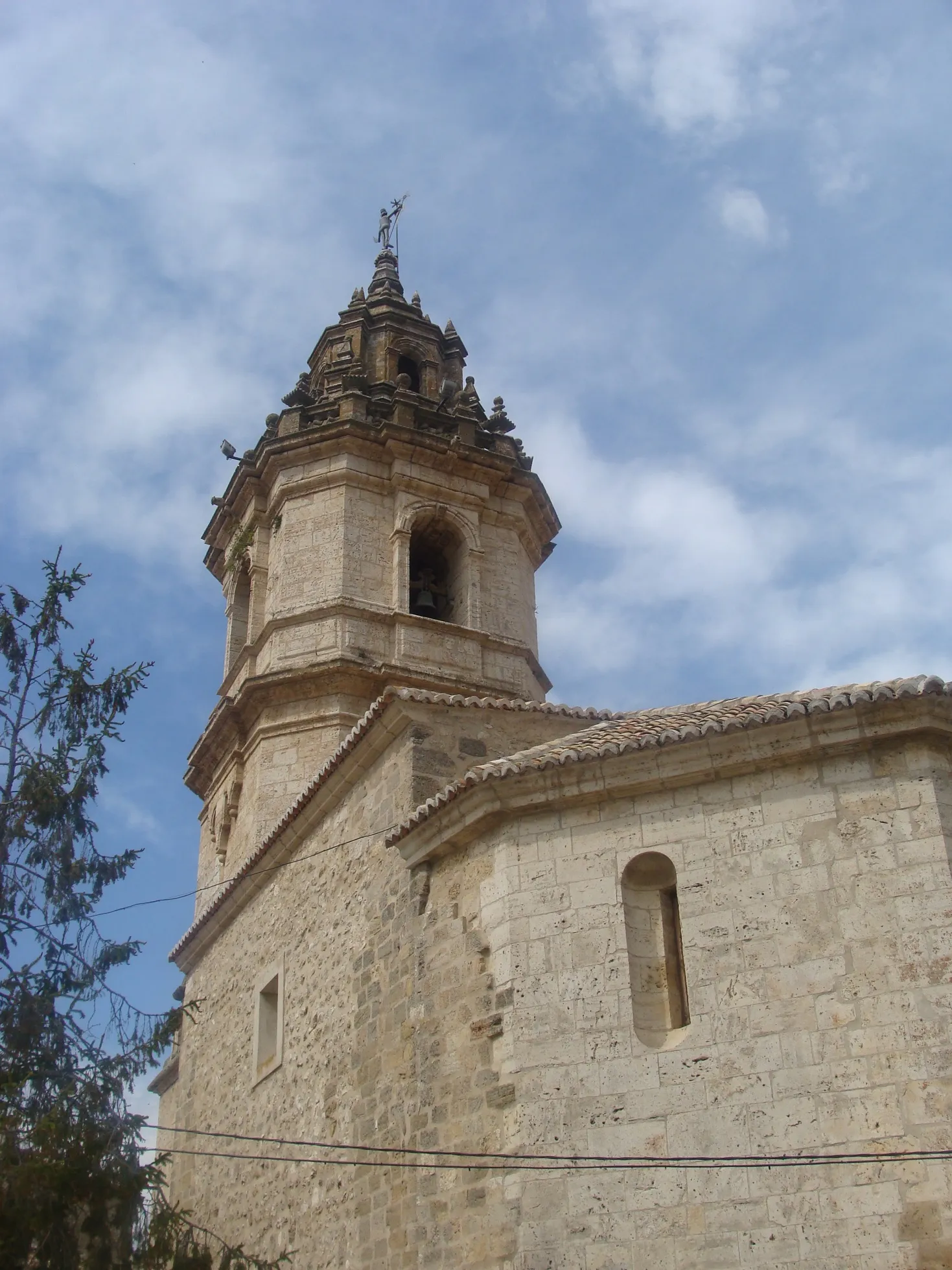 Photo showing: Iglesia de Escamilla, showing different wall materials and architectural stiles o the outside that remembers several centuries of improving and reconstructing the church