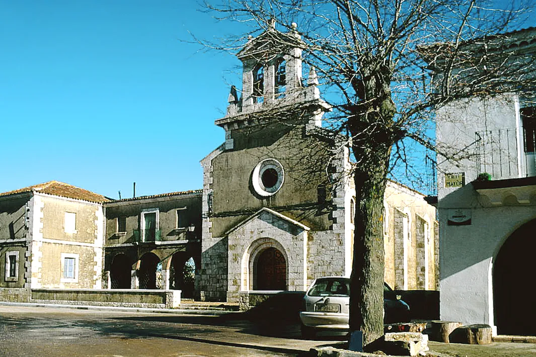 Photo showing: New church of Gajanejos. Guadalajara, Castile-La Mancha, Spain
The village was devastated during the Spanish Civil War and then rebuilt on the same site but with a new plan