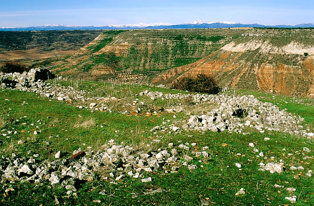 Photo showing: Ruins of the old village in the merge of the high plateau. Gajanejos, Guadalajara, Castile-La Mancha, Spain
The village was devastated during the Spanish Civil War and then rebuilt on the same site but with a new plan