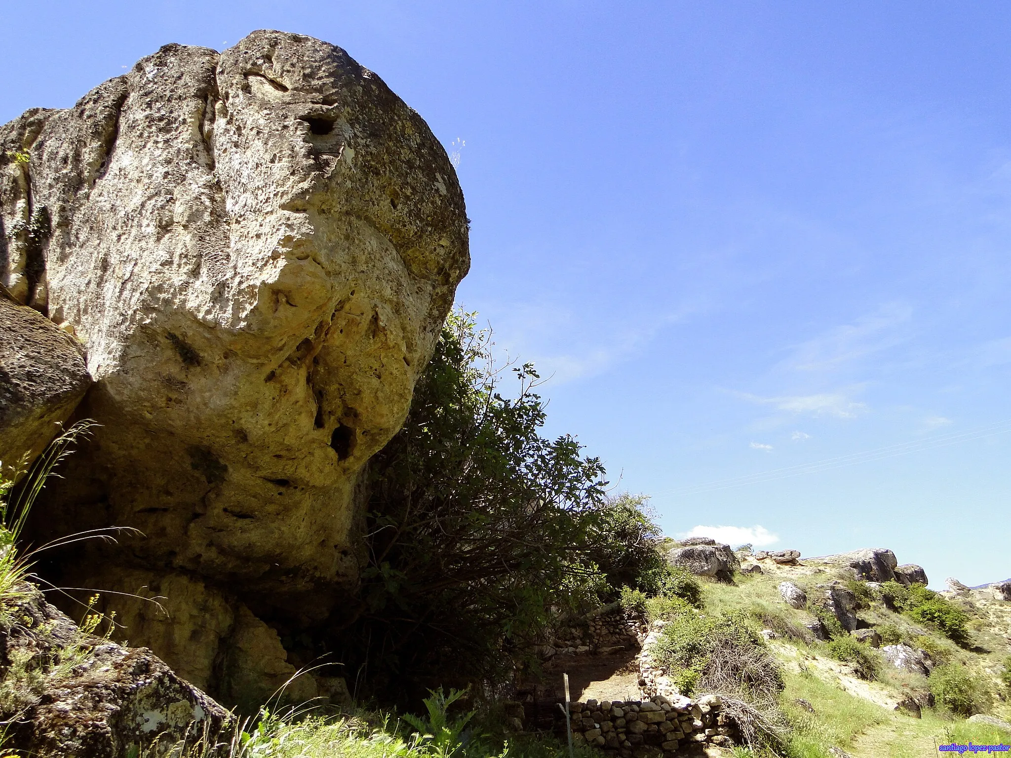 Photo showing: El yacimiento arqueológico de "La Cava" se encuentra en la Alcarria conquense, en la Sierra de Altomira muy próximo a la frontera con la provincia de Guadalajara, cerca del pueblo de Garcinarro.
Es un yacimiento con elementos de distintas épocas. Por ejemplo una piedra retallada para asemejarse a una serpiente, posiblemente de época íbera. Un poco y una cantera de epoca romana. Eremitorios y una necrópolis de época visigoda.

Lo más relevante son tres estancias talladas en la roca identificadas con un santuario religioso íbero del año 450-400 a.C., y una enorme estancia con muros de más de 4 metros de altura igualmente tallados en la roca y de dudosa funcionalidad.