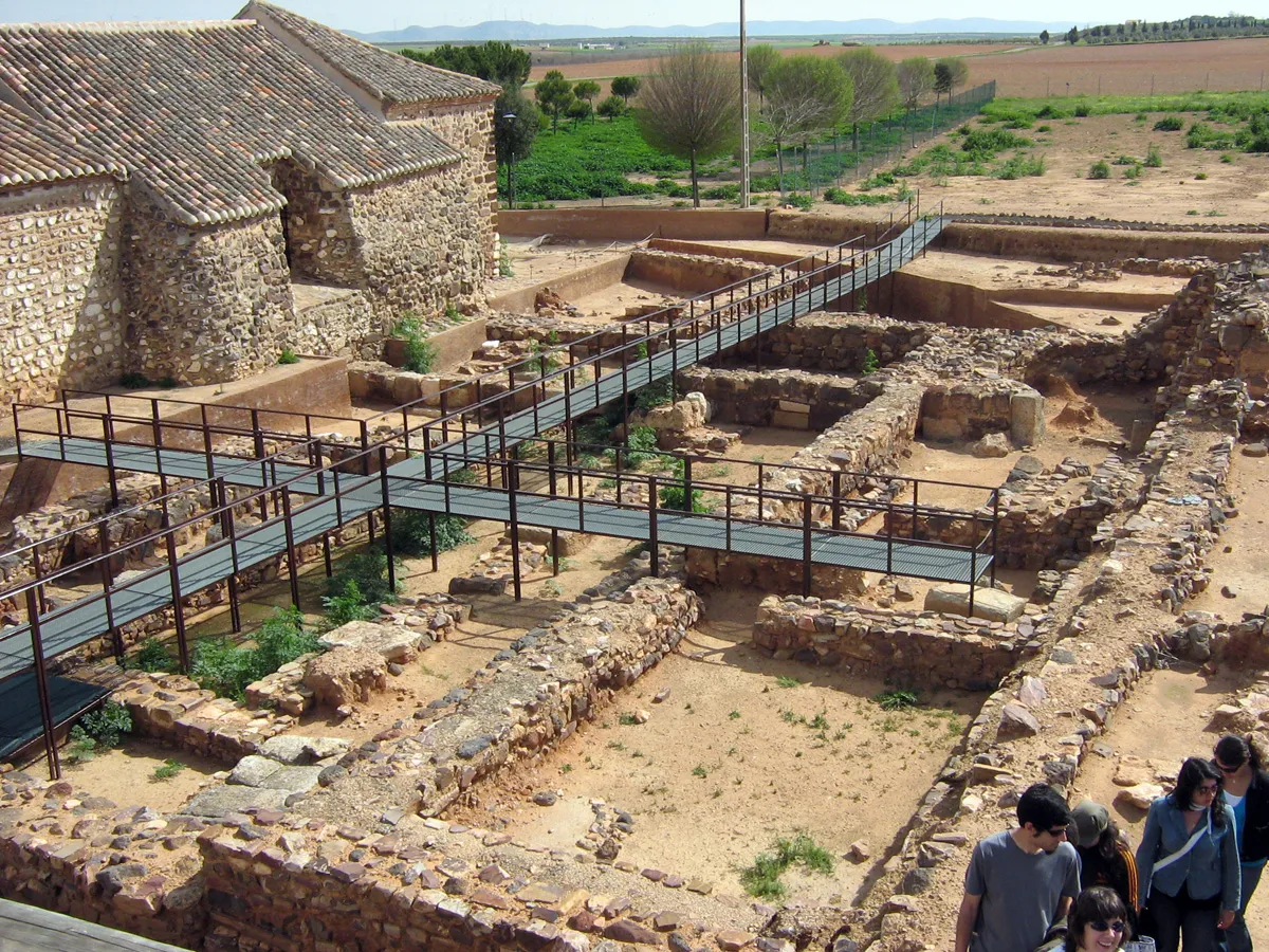 Photo showing: Fotografía del yacimiento de Oreto-Zuqueca, en Ciudad Real (España). La foto tiene una buena perspectiva, ya que se realizó desde una plataforma elevada que se encuentra en la parte central del sitio.