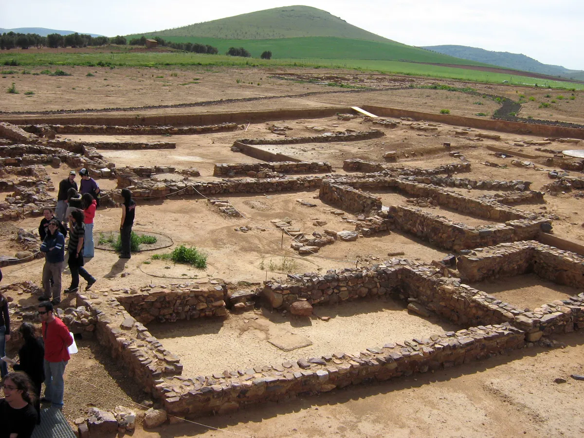 Photo showing: Fotografía del yacimiento de Oreto-Zuqueca, en Ciudad Real (España). La foto tiene una buena perspectiva, ya que se realizó desde una plataforma elevada que se encuentra en la parte central del sitio.