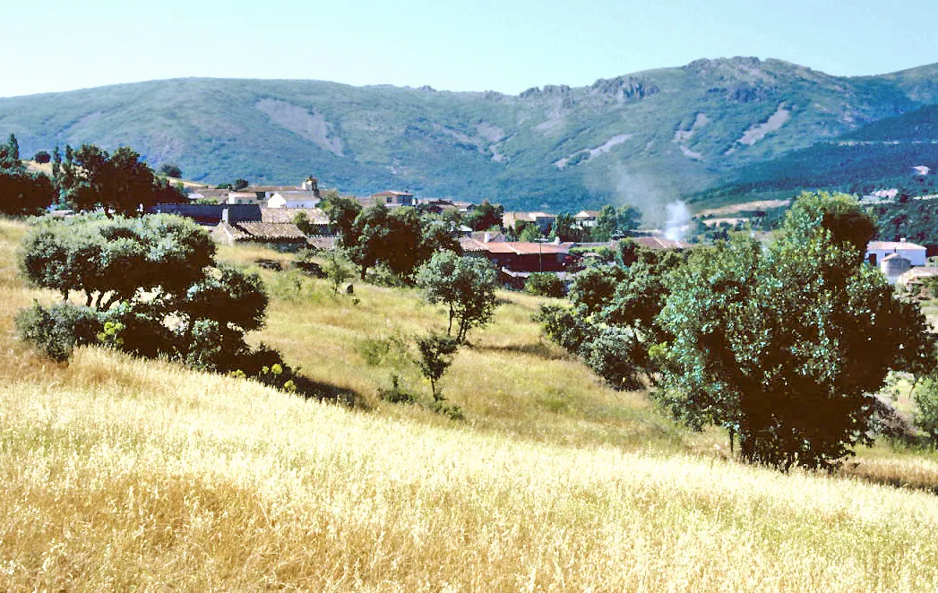 Photo showing: The village and its surroundings from north; in the background, Montes de Toledo range. Hontanar, Toledo, Castile-La Mancha, Spain