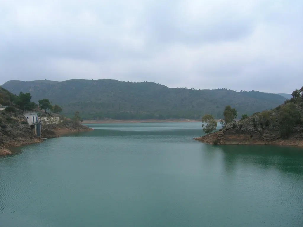 Photo showing: Embalse del Talave (río Mundo), en las proximidades de Liétor, Albacete, España. Talave reservoir, river Mundo, Albacete, Spain. Own work given to PD.