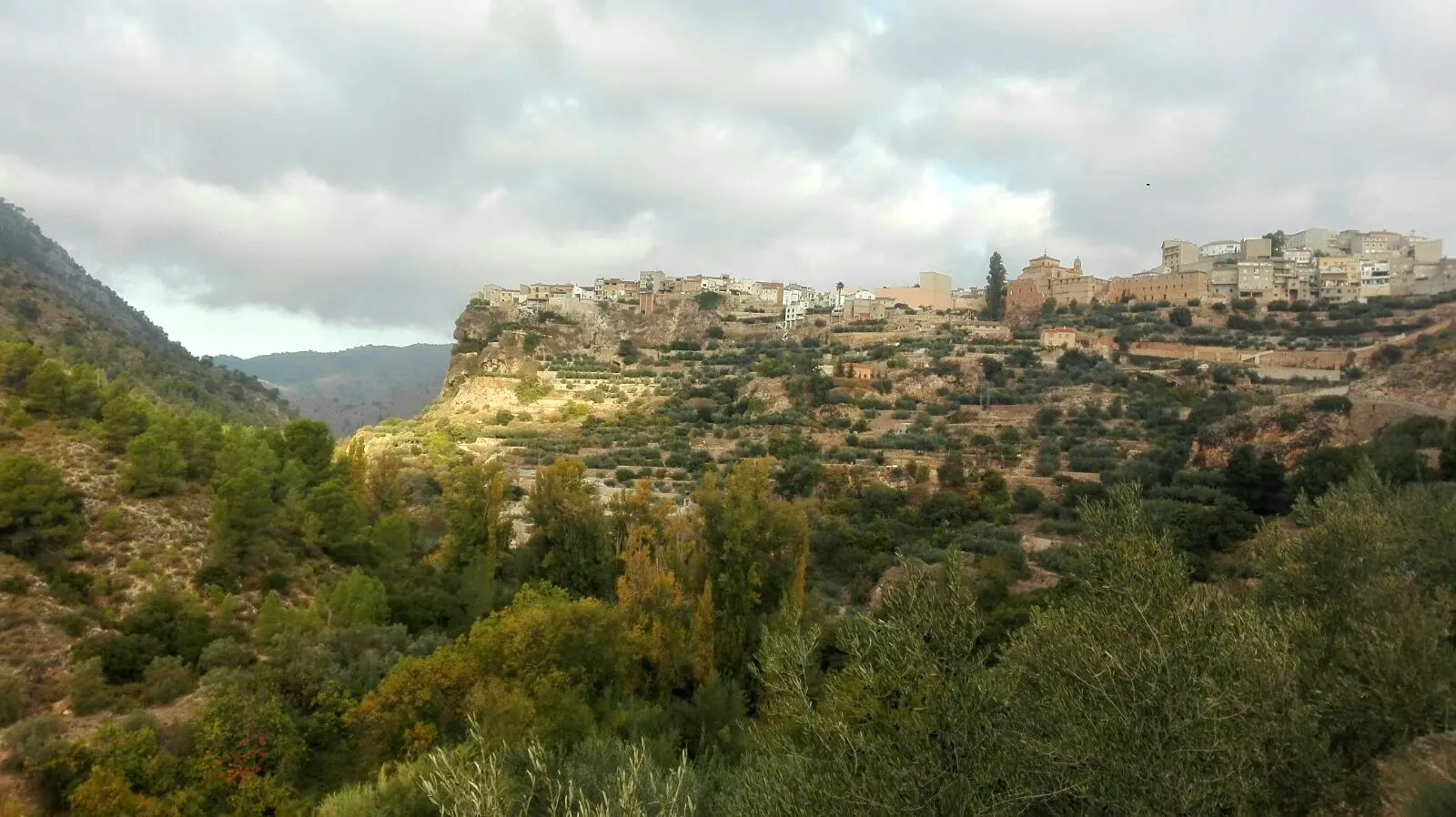 Photo showing: Vista de Liétor desde el cauce del rio Mundo