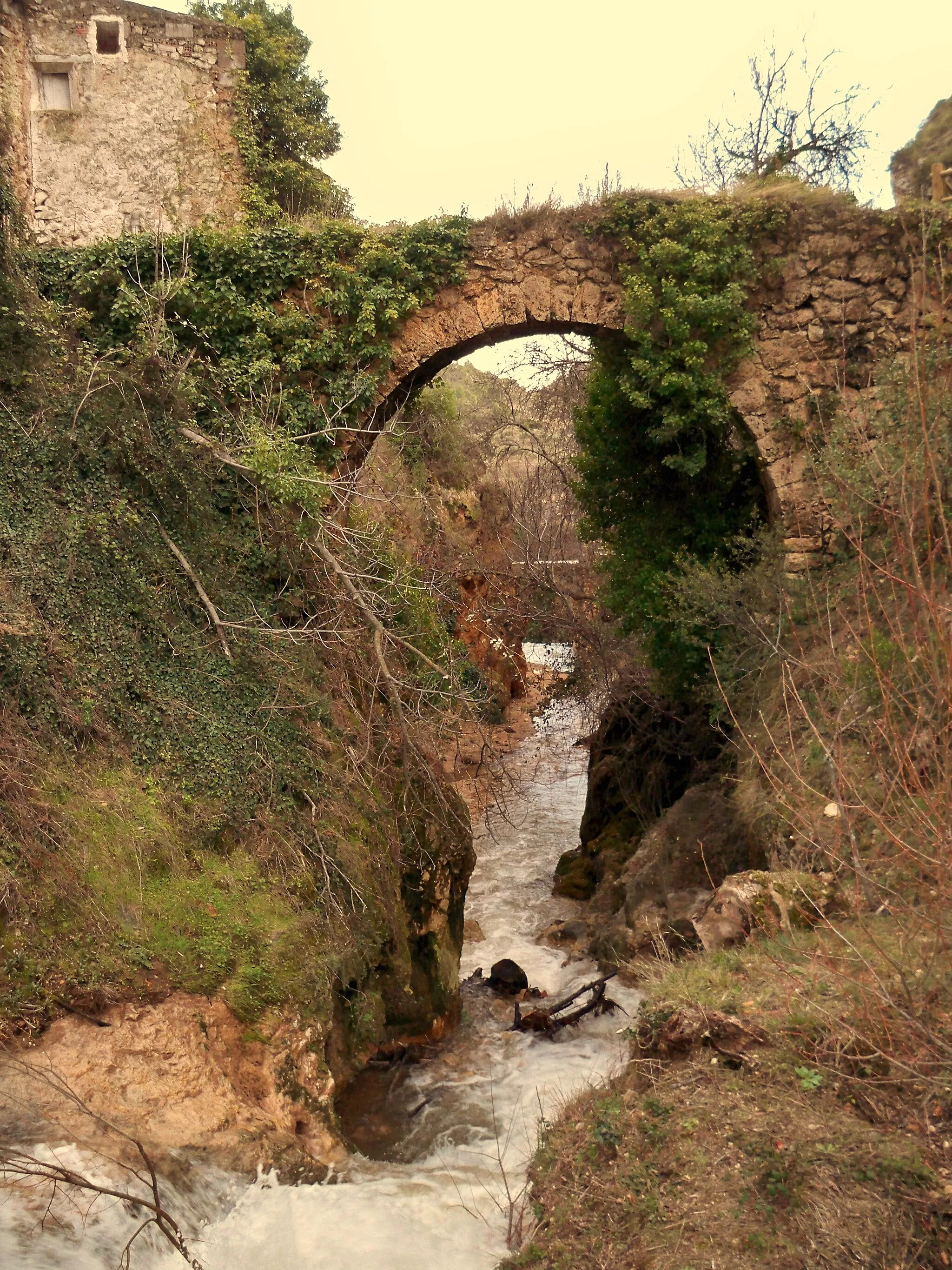 Photo showing: Fotografía del acueducto de Molinicos (Albacete), al final de la calle Molinos. De origen medieval, era empleado por diversos molinos harineros de la zona para molturar.