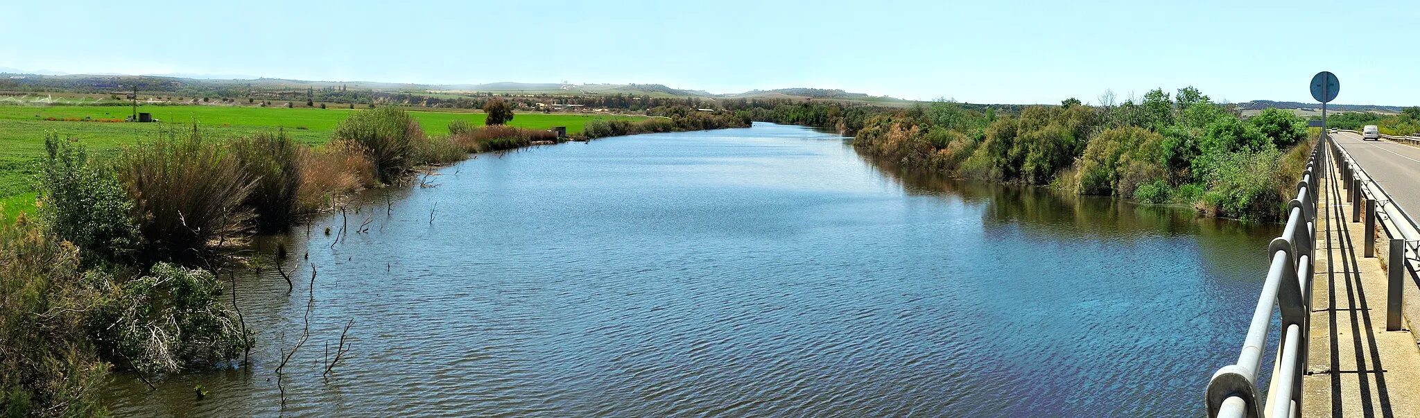 Photo showing: Tagus River and the CM-9428 road bridge. Montearagón [left side, right bank/ La Pueblanueva [right side, left bank]. Toledo, Castile-La Mancha, Spain