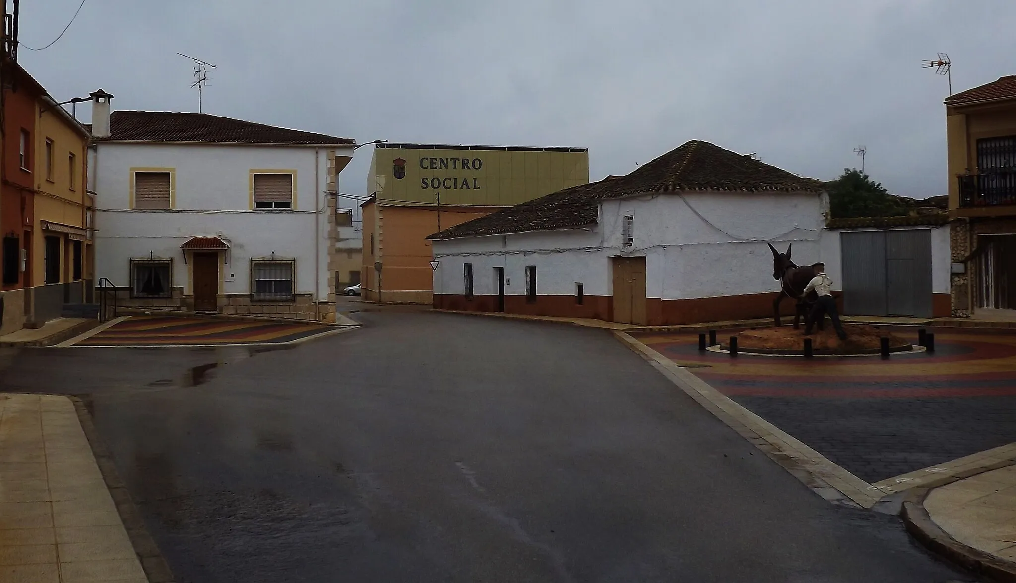 Photo showing: Vista del Centro Social desde la Placetilla de Silvino. Navas de Jorquera