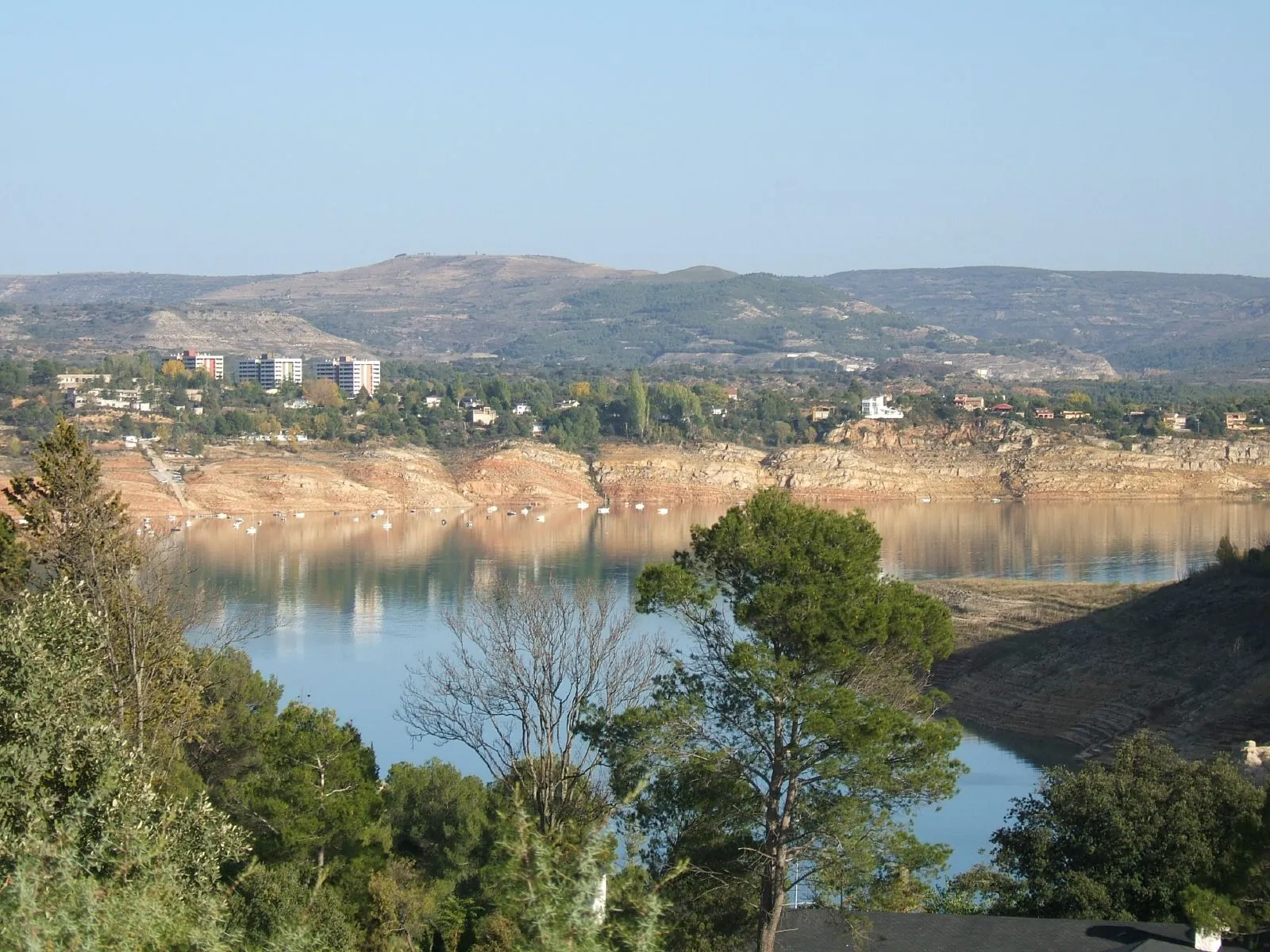 Photo showing: The urbanization Las Anclas (Pareja, Guadalajara, Spain) next to Entrepeñas lake.