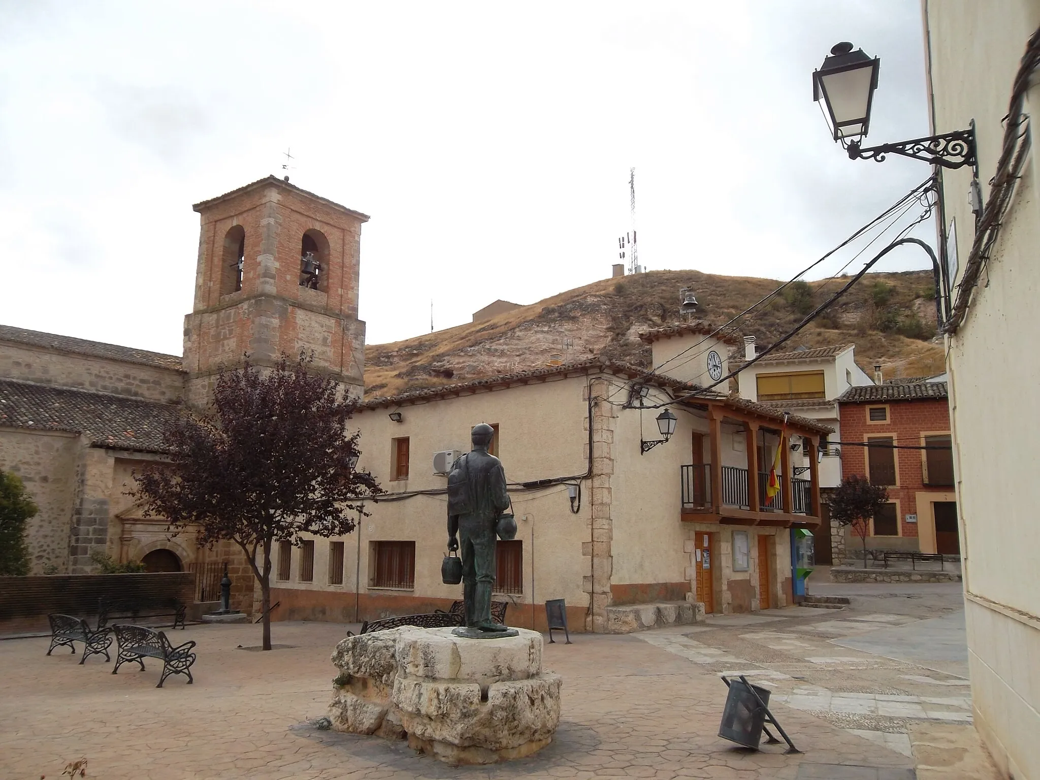 Photo showing: Peñalver-La Plaza Mayor, el Ayuntamiento, la iglesia de Santa Eulalia y el monumento al "Melero"
