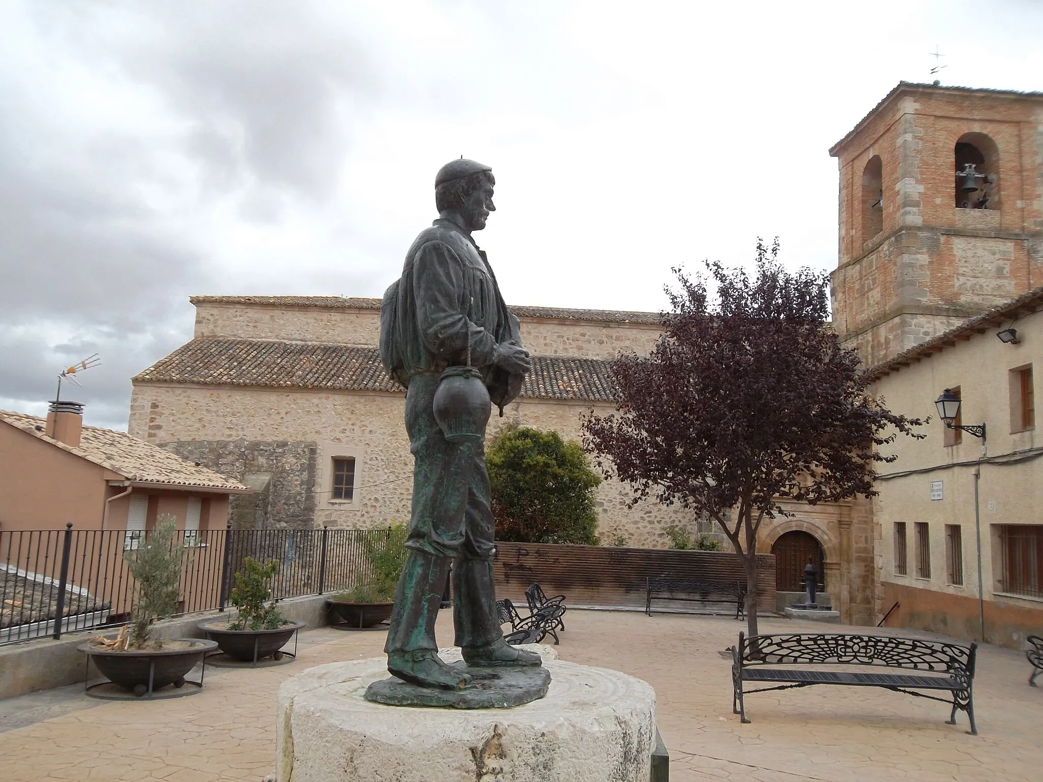 Photo showing: Monumento al mielero alcarreño, obra de José Luis Parés (1993).