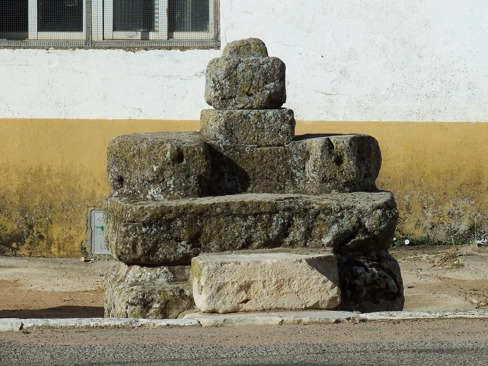 Photo showing: Piqueras del Castillo. Fuente en la plaza del pueblo.