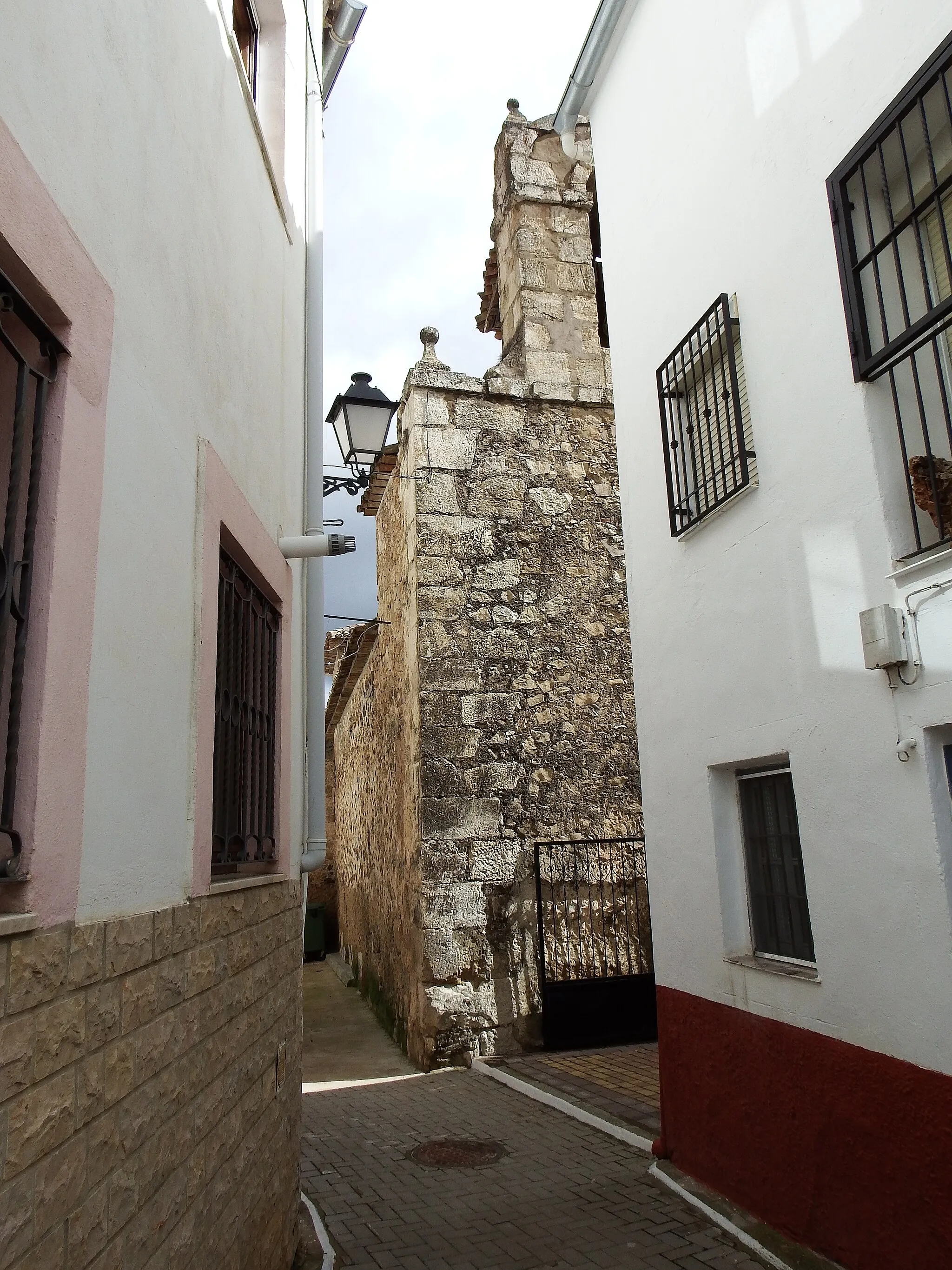 Photo showing: Vista de la iglesia de San Martín de Boniches entre otros edificios