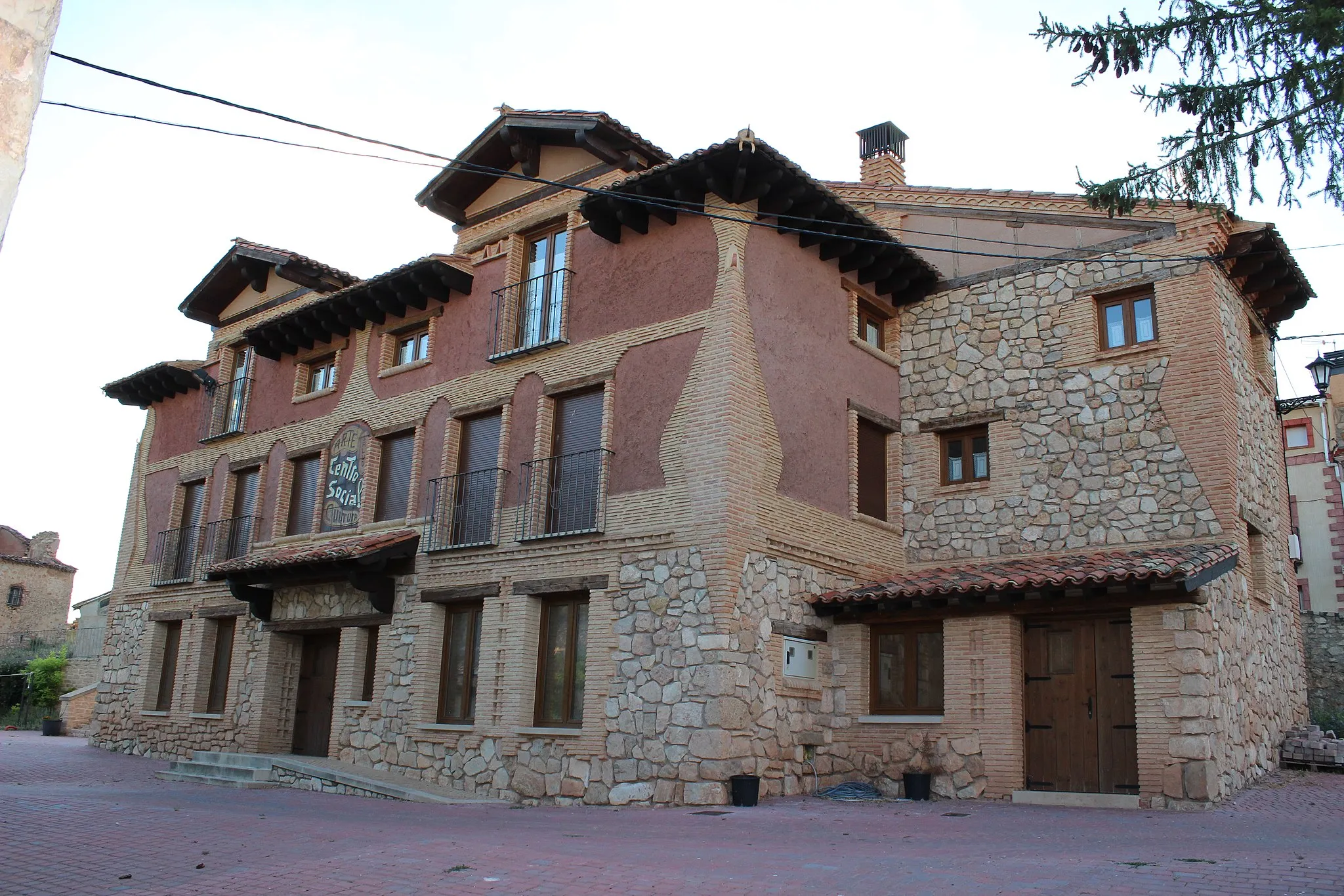 Photo showing: Antiguo cuartel de Tierzo, hoy centro social y cultural