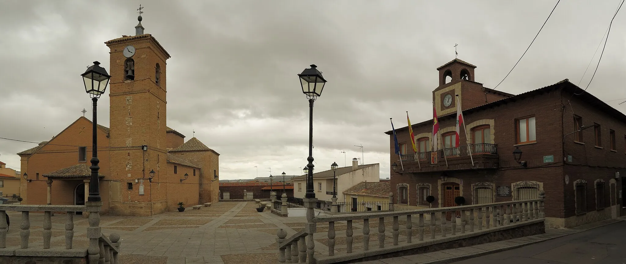 Photo showing: Villasequilla, Iglesia parroquial y Ayuntamiento en la Plaza Mayor