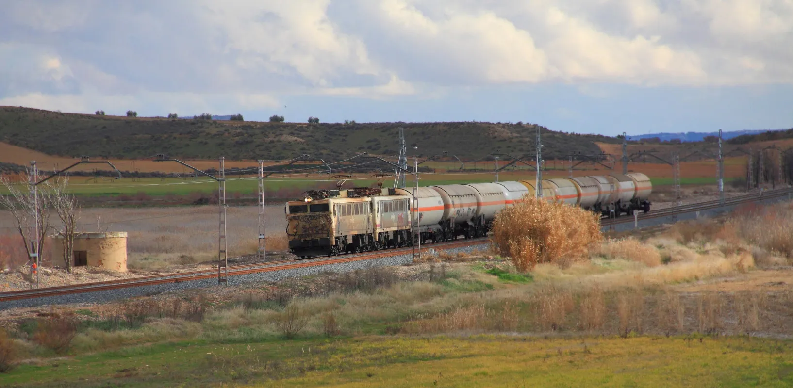 Photo showing: Tren butanero que realiza la ruta Huelva-Madrid a su paso por Villasequilla, provincia de Toledo.