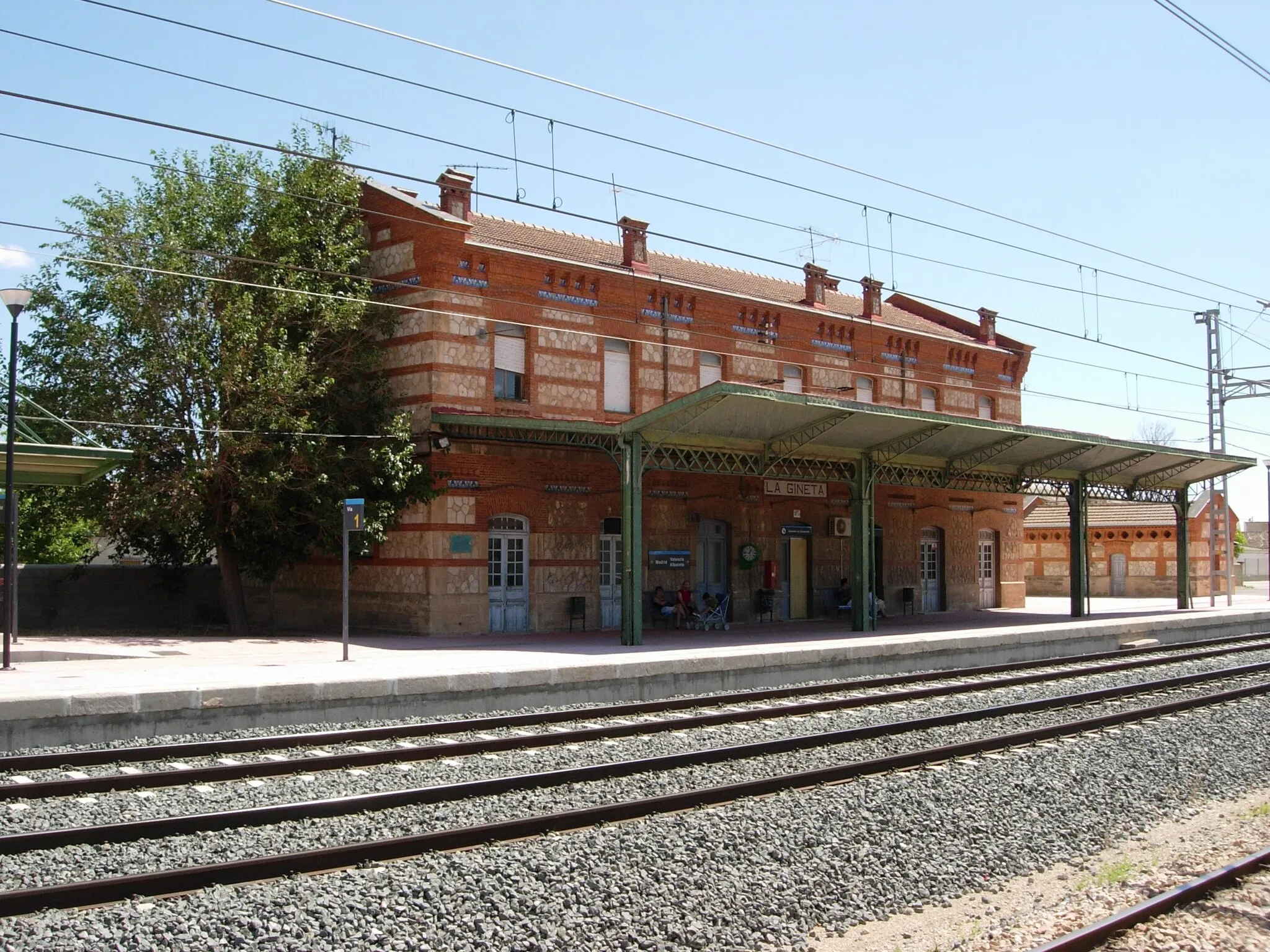 Photo showing: Vista de la estación del ferrocarril de La Gineta (provincia de Albacete, España).